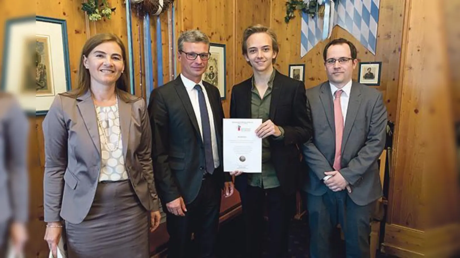 David Ebner vom Maximilians-Gymnasiumin Schwabing ist einer der drei Landessiegern im Wettbewerb »Alte Sprachen« und wurde am 25. Juni von Kultusminister Bernd Sibler ausgezeichnet. 			 (Foto: Steffen Leiprecht)