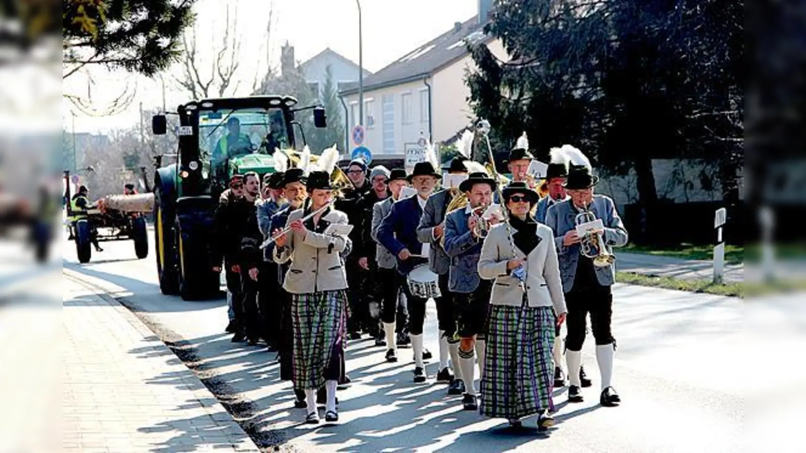 Der neue Höhenkirchner Baum wurde feierlich und mit Musik zur Wachhütte des Burschenvereins gebracht. 	 (Foto: Christoph Frisch)