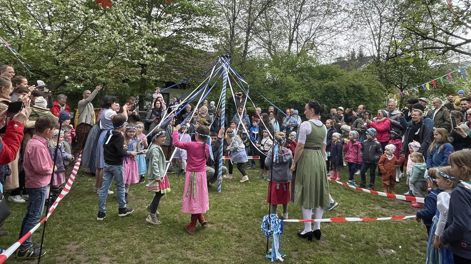 Die Kinder hatten zum Jubiläum einen raffinierten Bändertanz einstudiert. (Foto: pst)