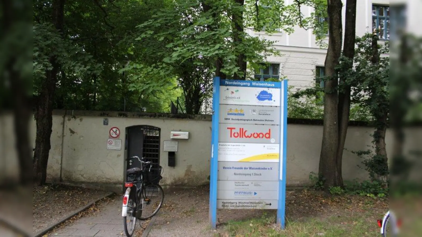 Sowohl die Kinderbetreuungseinrichtung Grissinis e.V. und die Elterninitiative Neuhausen e.V. sind auf dem Gelände des Waisenhauses untergebracht. (Foto: sb)