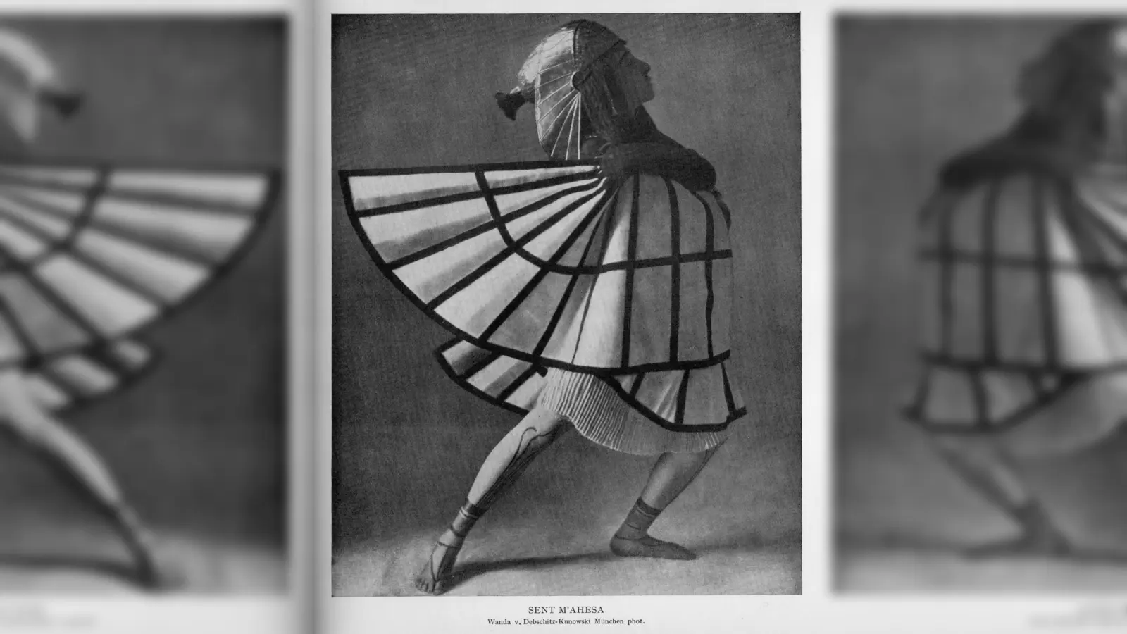 „Tanz der Isis” der Tänzerin Sent M’ahesa (Else von Carlberg), die 1909 mit »altägyptischen Tänzen« im Münchner Künstlerhaus debütierte. (Foto: Wanda von Debschitz-Kunowski, abgedruckt 1913 in »Der moderne Tanz« von Hans Brandenburg)