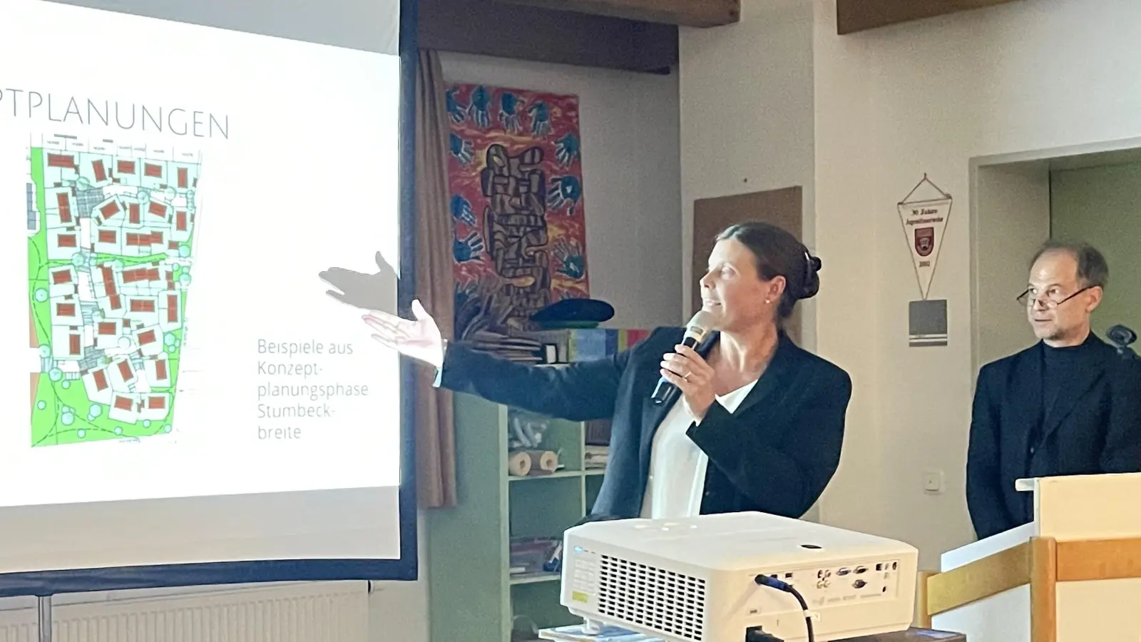 Bürgermeisterin Mindy Konwitschny und Stadtplaner Oliver Prells stellten den Stand der Planungen für das rund 61.000 Quadratmeter große Areal vor.  (Foto: hw)