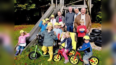 Die Montessori-Kinder freuen sich über ihre neuen Laufräder, Roller und die move it-Spielbox. 	 (Foto: Otto Hartl)