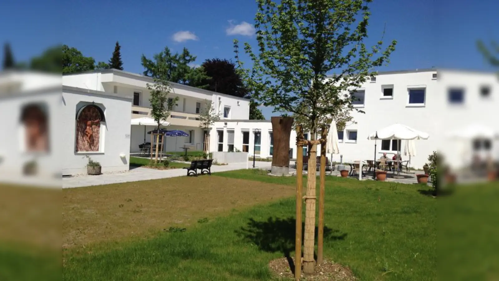 Das Haus St. Elisabeth in München-Fürstenried wirkt durch die Bungalow-Bauweise mit verwinkelten Innenhöfen und großem Garten ausgesprochen südländisch. (Foto: Stiftung Liebenau)
