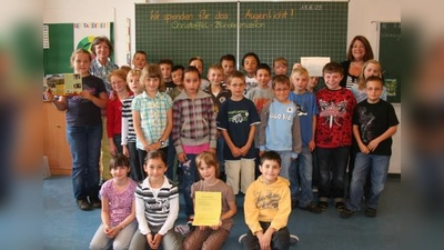 Die Klasse 3 c hat durch ihre Spende „20 Kinder sehend gemacht.” Links: Klassenlehrerin Marianne Pongratz. Rechts: Rektorin Christine von Sprenger. (Foto: tg)