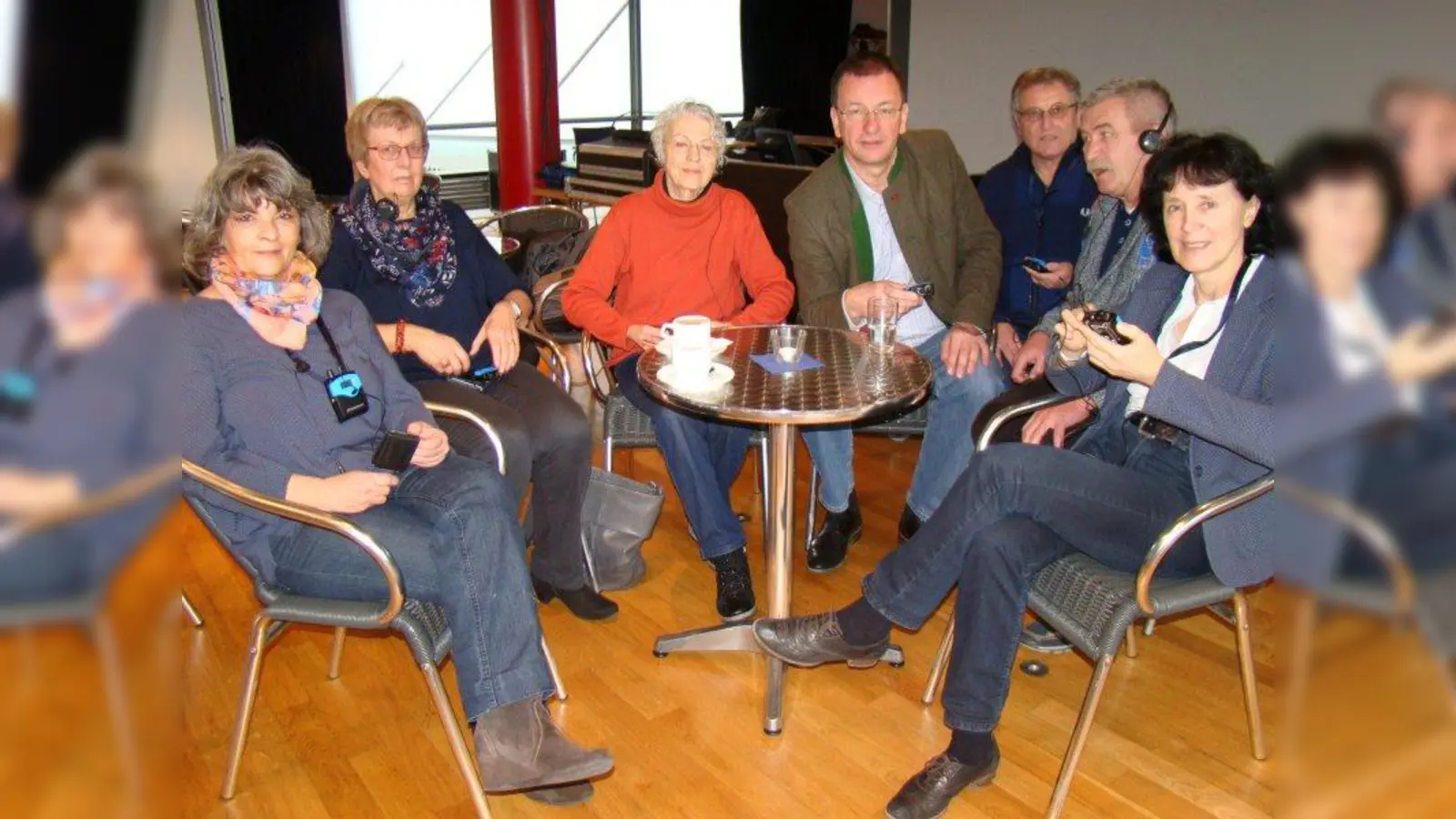 Freuen sich über die neue Anlage v.l.: Anna Krott, Erika Malland-Eick, Centa Keßler, OB Andreas Haas, Hans Pichelmaier, Anton Mader und Medea Schmitt. (Foto: pst)