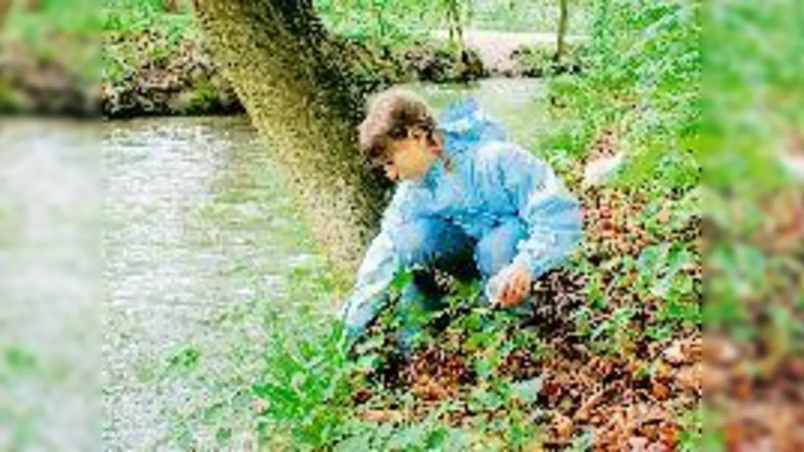 Mit der Becherlupe will die siebenjährige Mariam den Geheimnissen des Oberstjägermeisterbachs auf den Grund gehen. 	 (Foto: Privat)