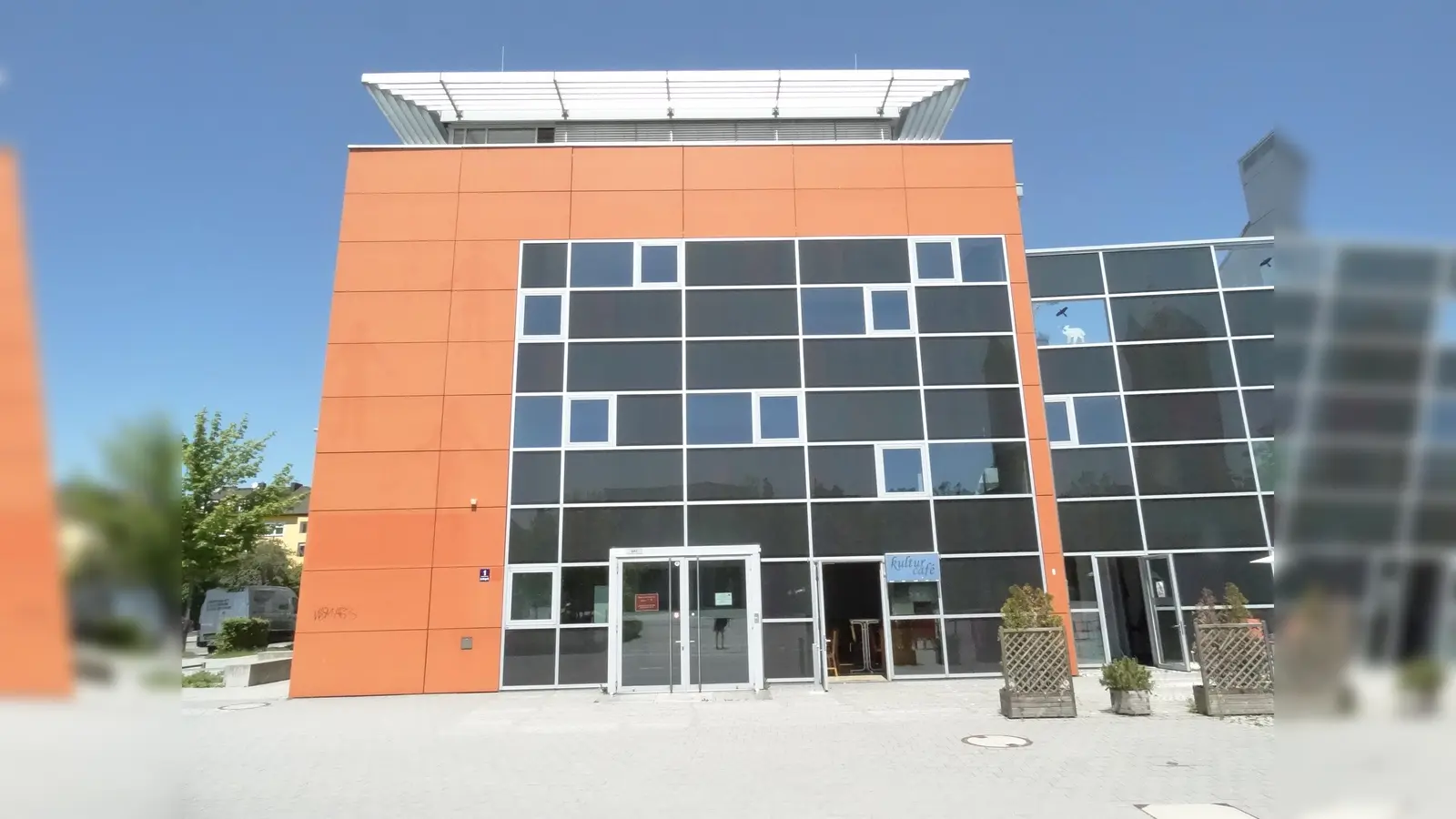 Die Lesebühne „Abgebrüht” ist jeden ersten Freitag im Monat im Kulturhaus Milbertshofen zu finden. Das Programm wird gefördert vom Kulturreferat und dem Bezirksausschuss 11. (Foto: tab)