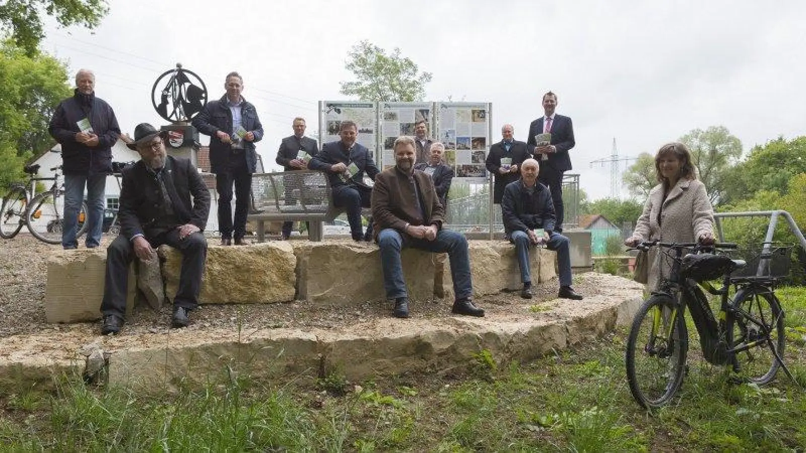 Die Bürgermeister der WestAllianz und Geschäftsstellen-Leiterin Dagmar Hendorfer freuen sich auf dem Räuber-Kneißl-Rastplatz in Pfaffenhofen a.d. Glonn über die offizielle Eröffnung des neuen Themen-Radwanderwegs im Münchner Westen. (Foto: WestAllianz)