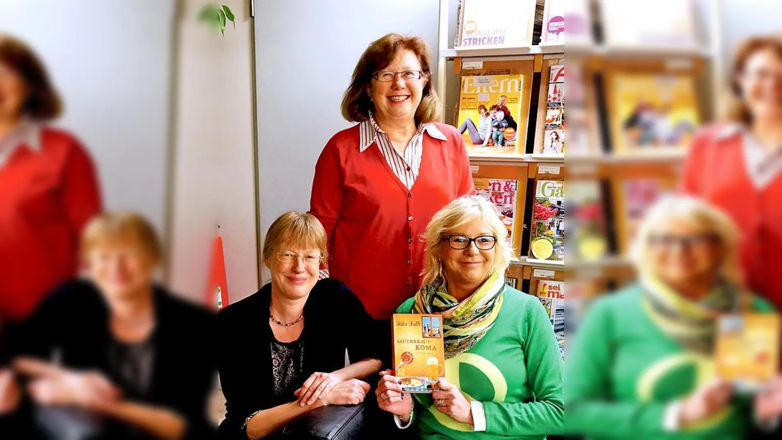 Erfolgsautorin Rita Falk (r.) mit der glücklichen Gewinnerin Lissy Rösch und der Leiterin der Taufkirchner Bücherei, Brigitte Gebert. 	 (Foto: hw)