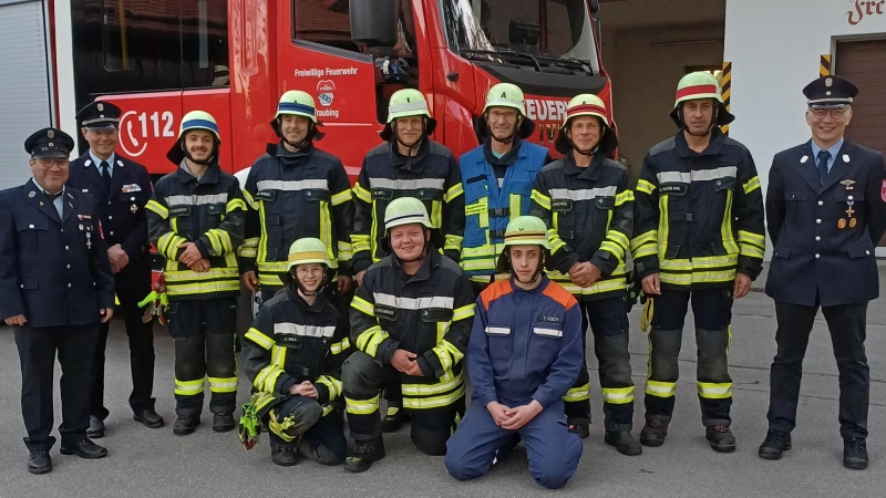 Leistungsprüfung bestanden (v.l.): Andreas Binder, Markus Kuisl, Florian Wagner, Markus Eckert, Johanna Wild, Tobias Poschinger, Anderas Ott, Robert Inderst, Tobias Koch, Christian Wagner, Saddam Nasir Khil und Ulrich Blecha. (Foto: FFW Traubing)