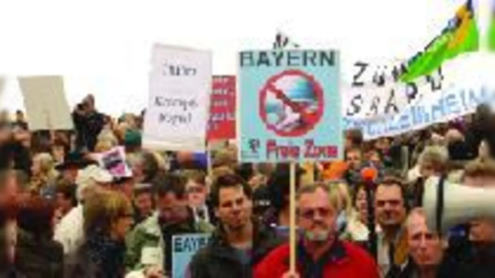 Der Widerstand wächst: Münchner demonstrieren gegen den Transrapid.  (Foto: Bund Naturschutz)