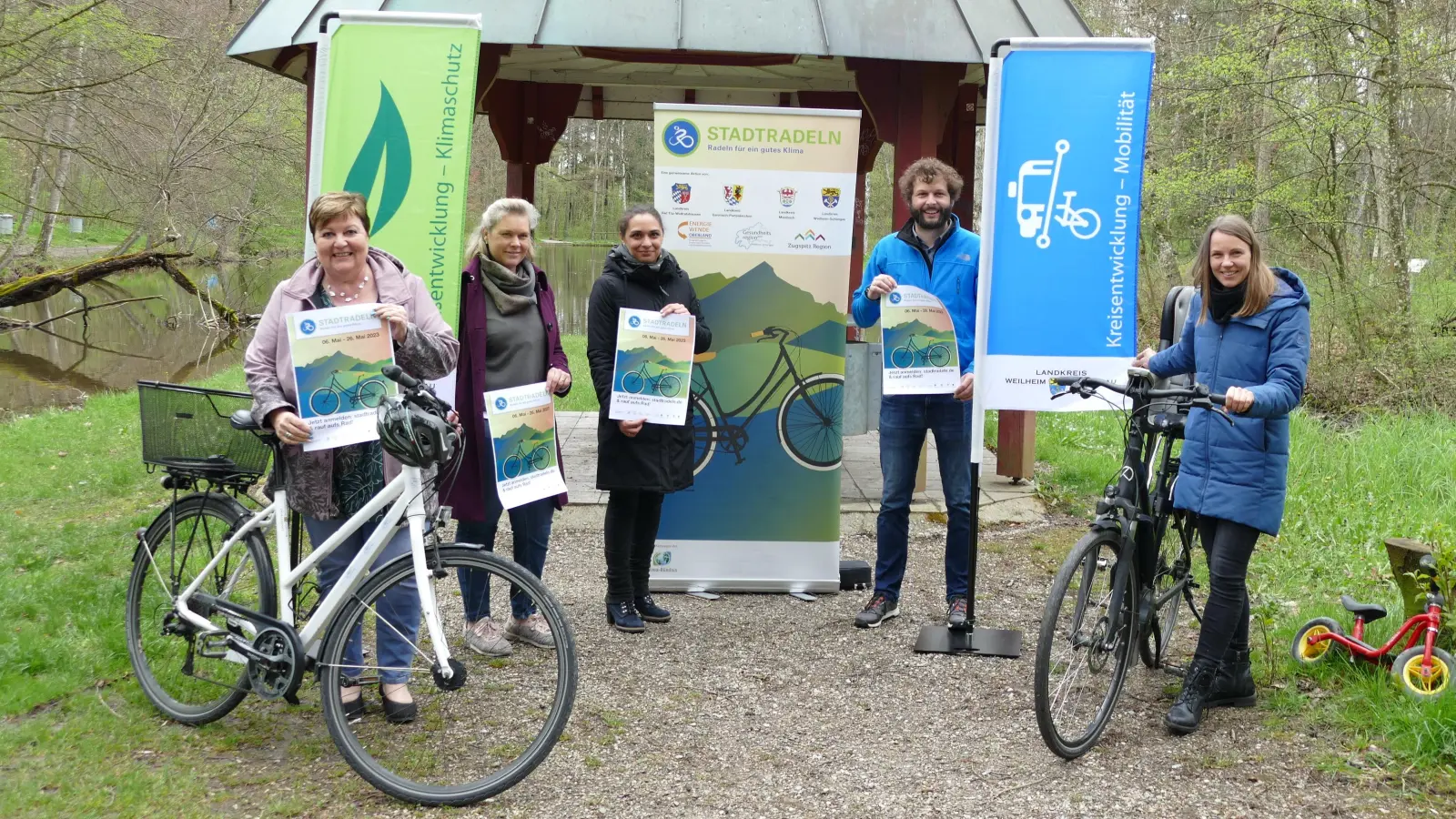 Landrätin Andrea Jochner-Weiß (links) und das Team der Kreisentwicklung Mobilität hoffen auf möglichst viele Teilnehmerinnen und Teilnehmer beim diesjährigen Stadtradeln. (Foto: LRA)