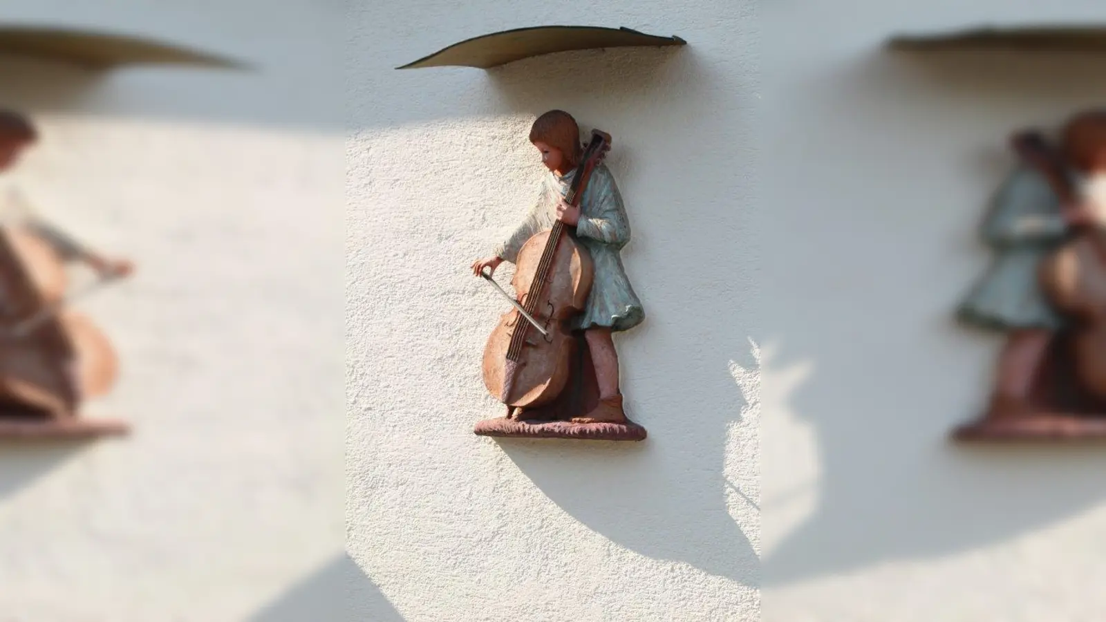Den Cellisten, der hier das neue Jahr musikalisch begrüßt, suchen wir in dieser Woche. Wissen sie, wo er zu finden ist? (Foto: mka)