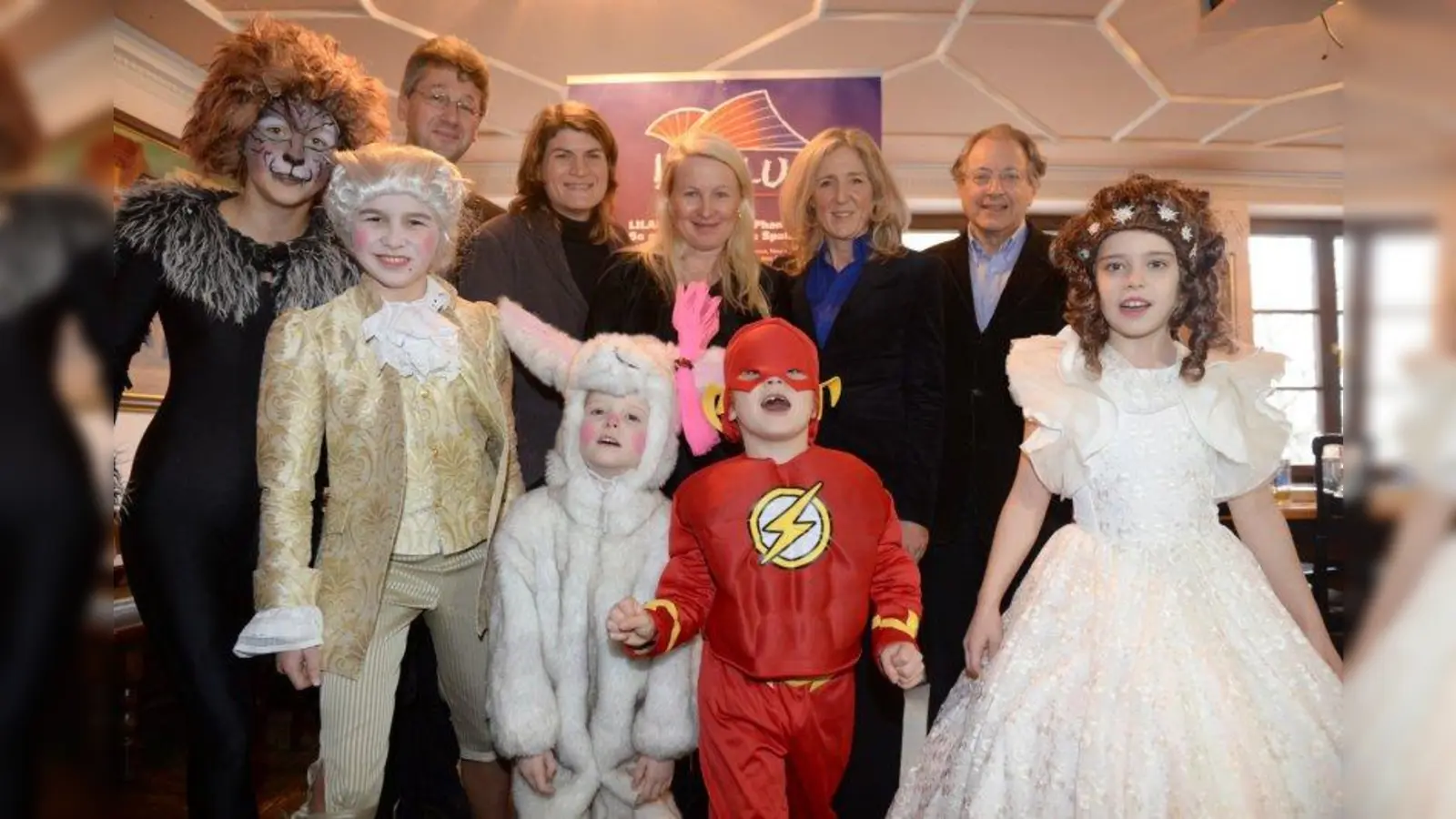 Freuen sich auf Lilalu 2014: Michael Piazolo (MdL, Freie Wähler), Claudia Stamm (MdL, Die Grünen), Anna Seliger (Projektleiterin Lilalu), Sabine Nallinger (OB-Kandidatin der Grünen), Marian Offman (Stadtrat CS) und die kleinen Lilalu-Künstler. (Foto: Felix Hörhager)