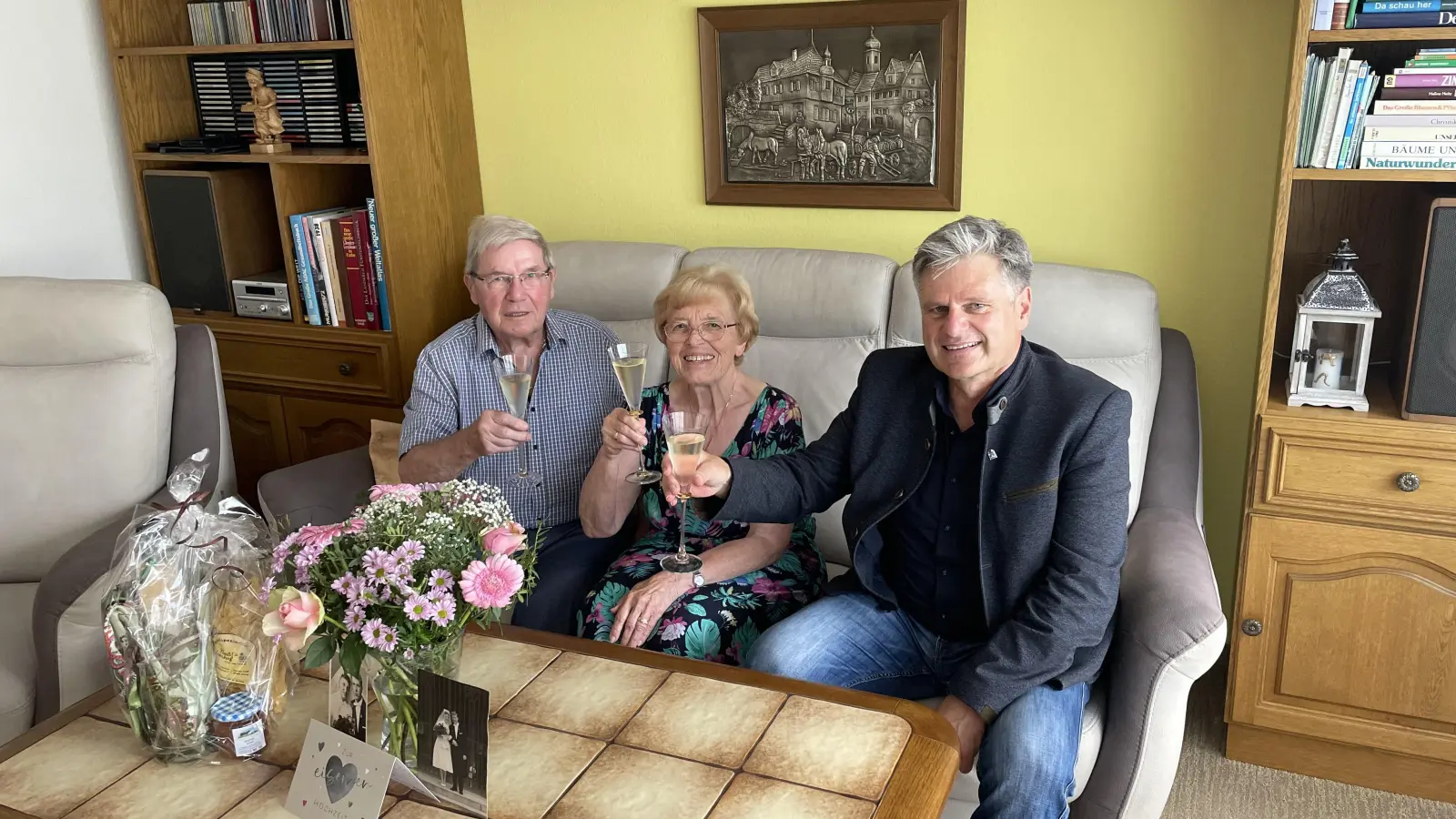 Ein Hoch auf das Jubelpaar: Bürgermeister Joachimsthaler stieß mit Ingeborg und Erich Greißer an. (Foto: Gemeinde Alling)