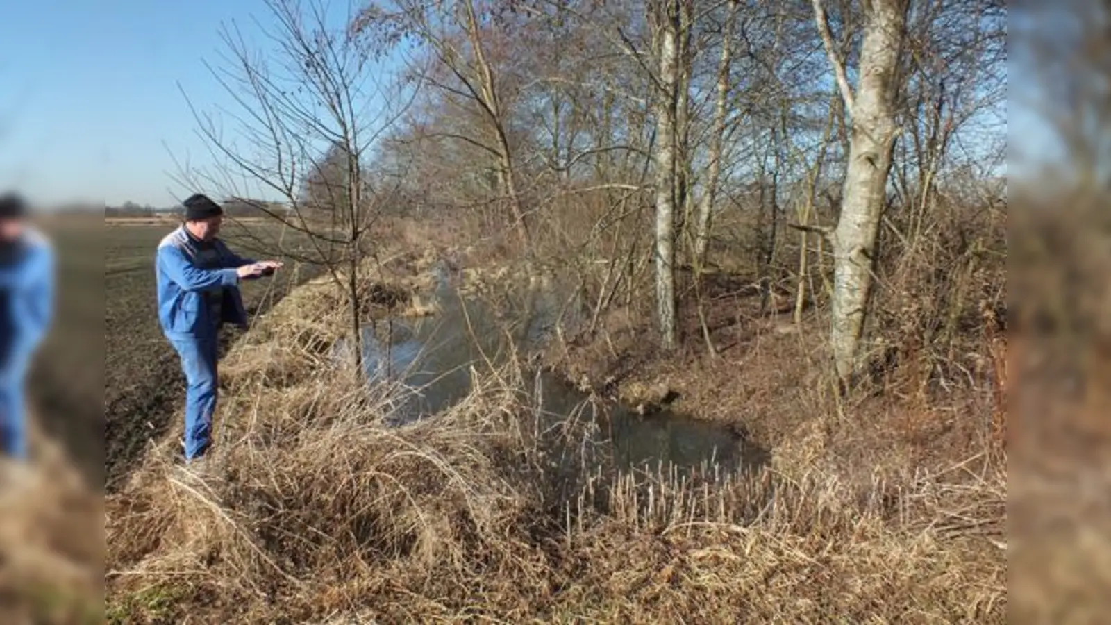 Albert Furtner aus Berglern neben dem Schlottgraben, der viel zu hoch aufgestaut ist. Schuld ist der Biber, der dadurch die Bewirtschaftung der Felder erschwert. 	 (Foto: kw)