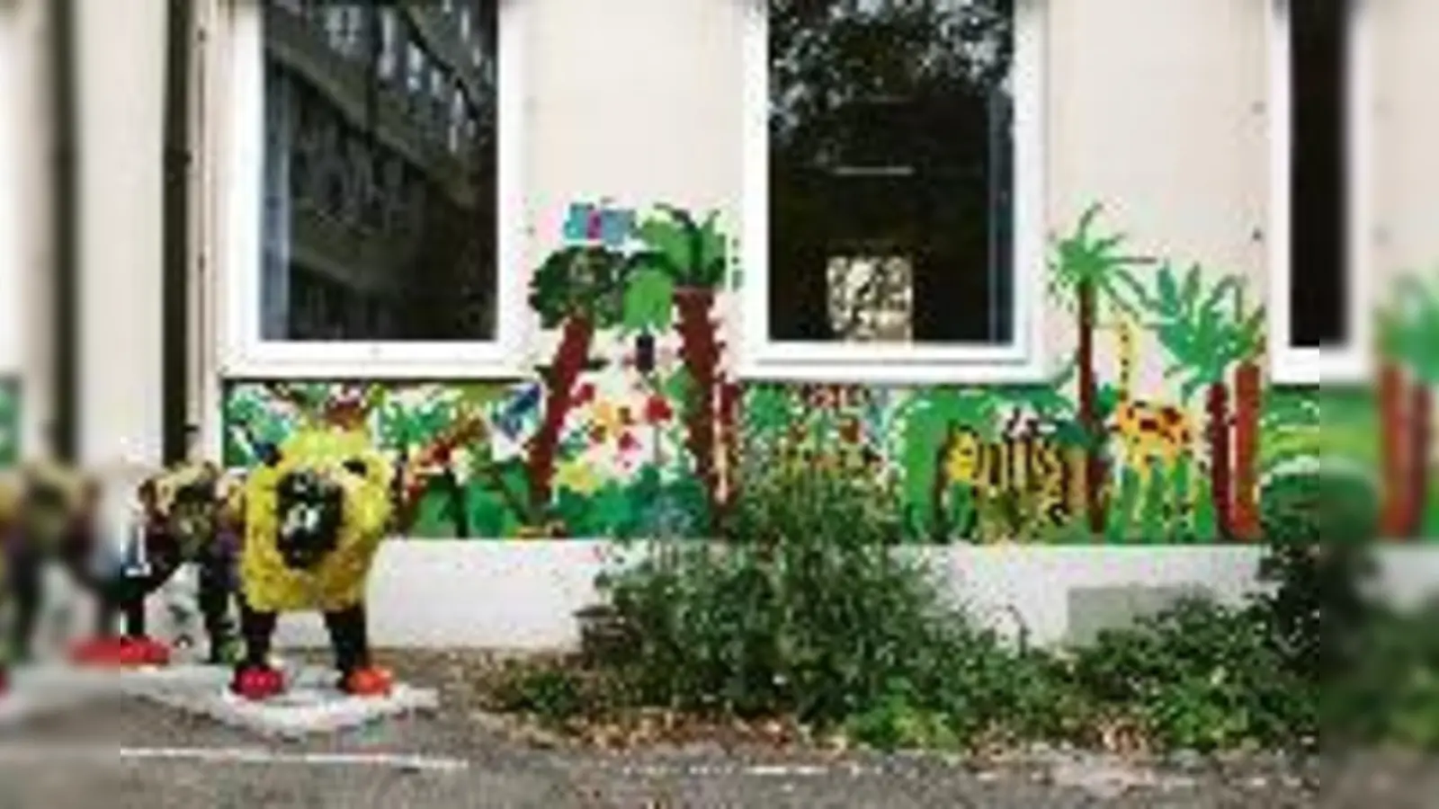 Der Schulhof der Auer Grundschule bekommt ein neues Gesicht: Optisch haben die Kinder den Hof schon selbst »aufgepeppt«, doch nun wird der Asphalt gegen wasserdurchlässige Materialien  (ersetzt.Fotos: ak)