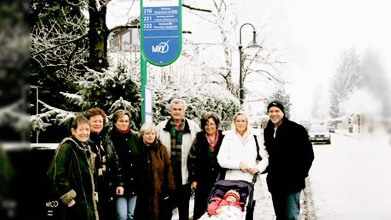 Hoffen, dass die Verkehrssituation am Ranhazweg bald besser wird: Gemeindevertreter und Anwohner des Ranhazweges.  (Foto: mst)