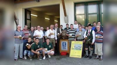 Nach dem gekonnten Anzapfen durch Helmut Pfundstein (Mitte, mit Lederhose), Vorsitzender des Freiflächenvereins München-Aubing, stießen alle Gäste der Bierprobe auf ein gutes Gelingen des Aubinger Herbstfestes an. (Foto: Eva Schraft)