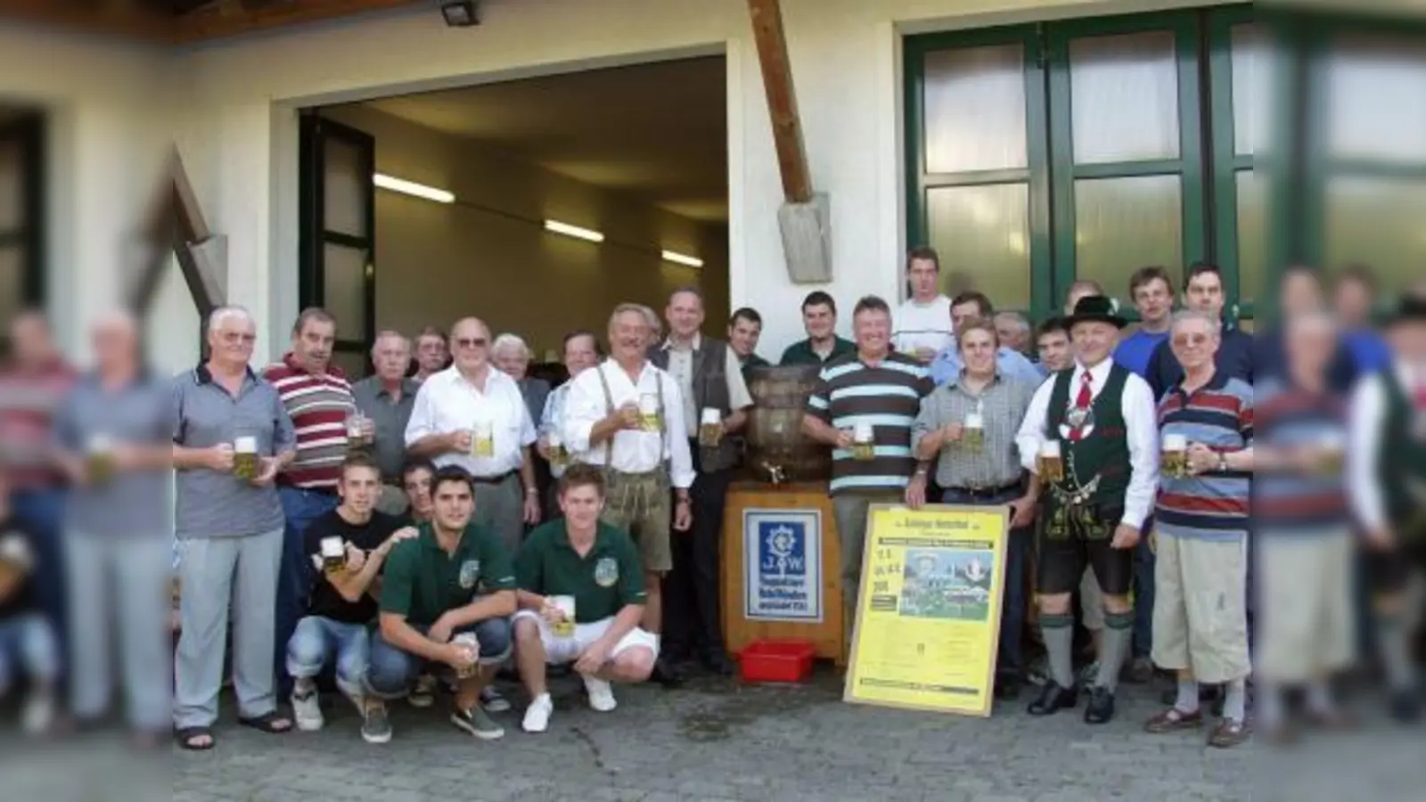 Nach dem gekonnten Anzapfen durch Helmut Pfundstein (Mitte, mit Lederhose), Vorsitzender des Freiflächenvereins München-Aubing, stießen alle Gäste der Bierprobe auf ein gutes Gelingen des Aubinger Herbstfestes an. (Foto: Eva Schraft)