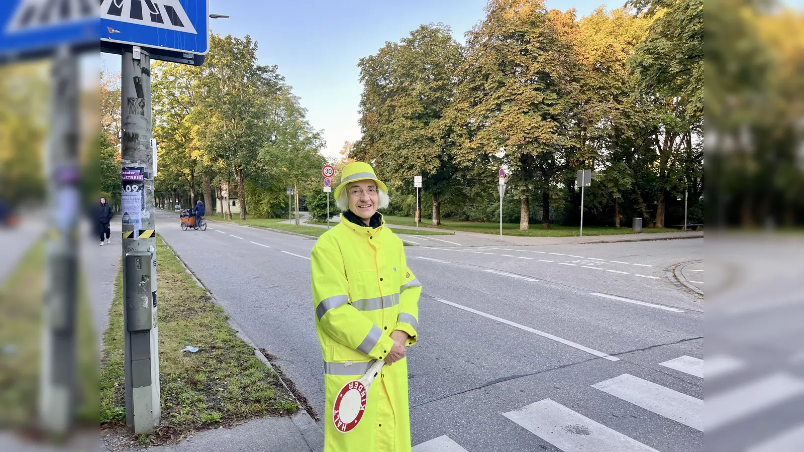 „Es ist für eine gute Sache”: Doris Rottkay ist seit Dezember 1996 Schulweghelferin: „Wenn ich alle Verstöße zusammenzählen würde, würde ich sehr lange sitzen. Man braucht viel Fingerspitzengefühl als Schulweghelfer, um die schwierigen Situationen zu entzerren.” (Foto: Ulrike Seiffert)