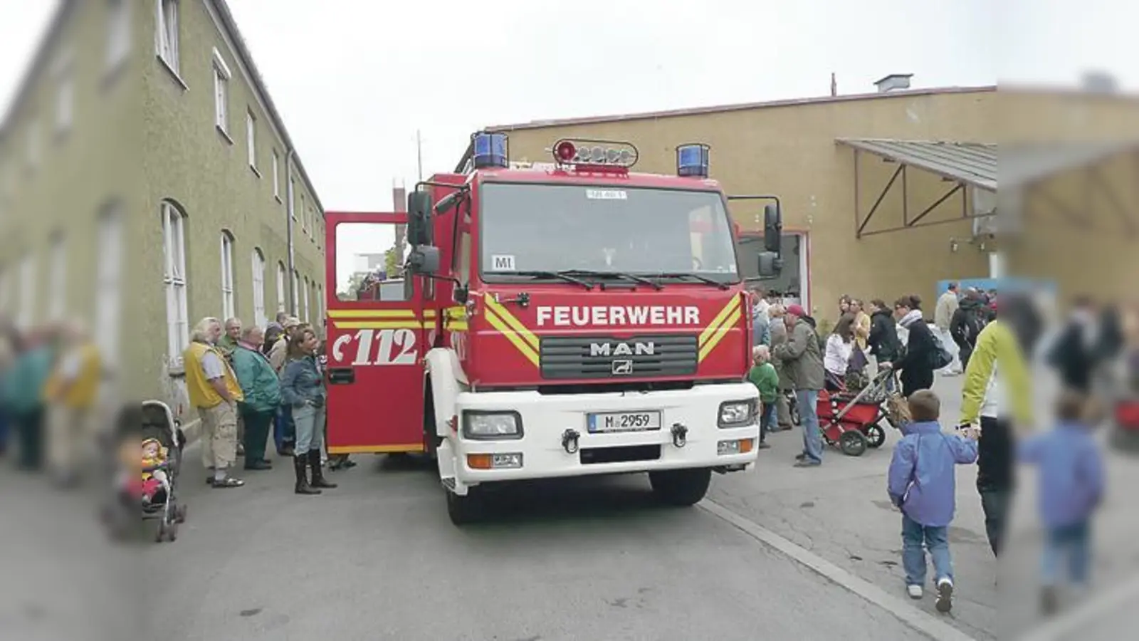 Die imposanten Fahrzeuge ziehen erfahrungsgemäß immer viele Interessierte an.	 (Fotos: FFW)