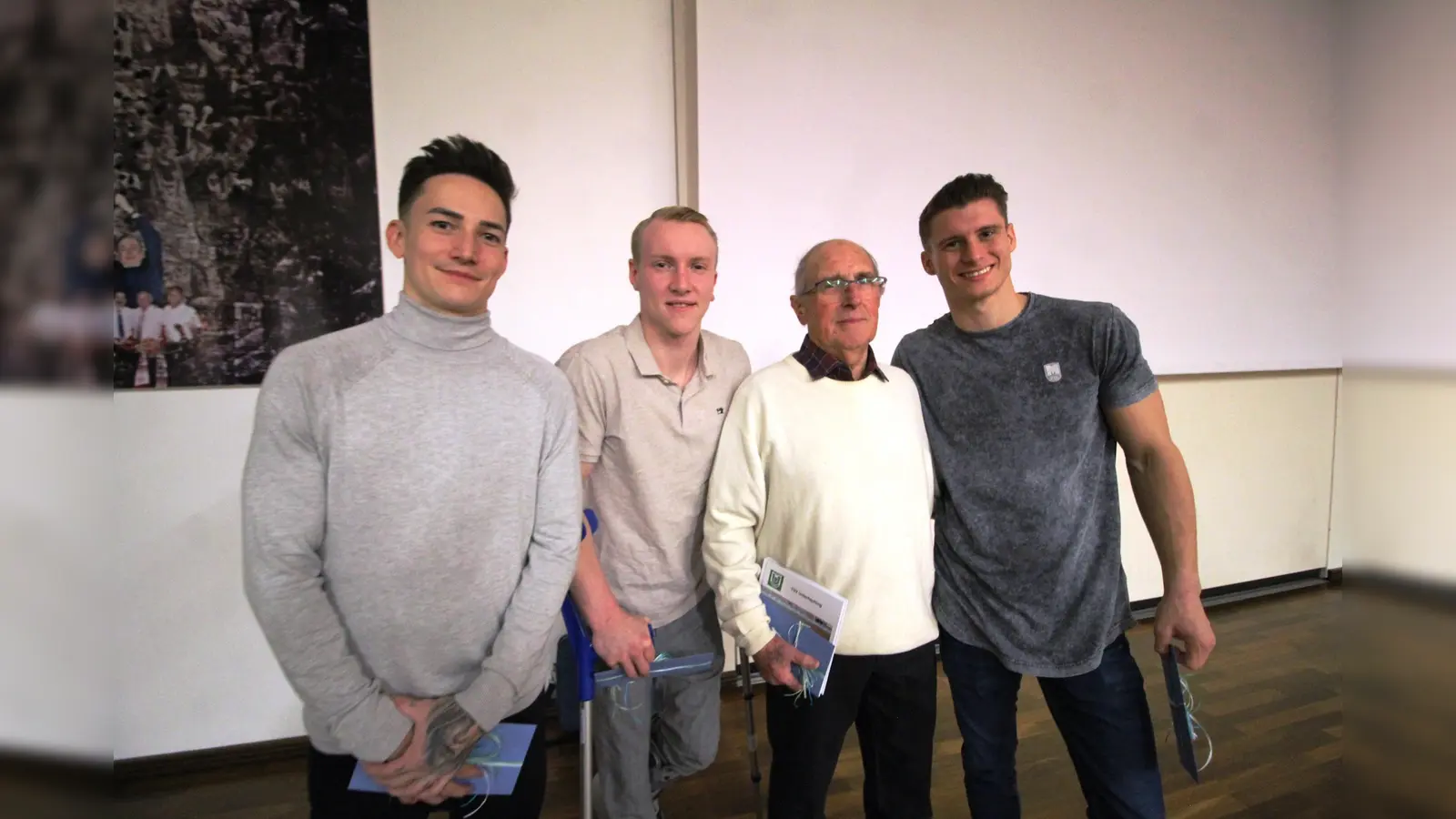 Der Geehrte mit seinen drei besonderen Vorzeigeturnern und sportlichen Ziehsöhnen: Richard Hörle freut sich über das Kommen von Marcel Nguyen, Felix Remuta und Lukas Dauser (v.li). (Foto: RedH)