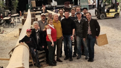Etwa zehn Tage lang lagerten die Maibäume für St. Benno und den Rotkreuzplatz im Backstage. Im Bild u .a.: Leo Agerer, Vereinsvorsitzender Freunde Neuhausens (3. von rechts) und Pfarrer Ludwig Sperrer (1. rechts). (Foto: Agerer)
