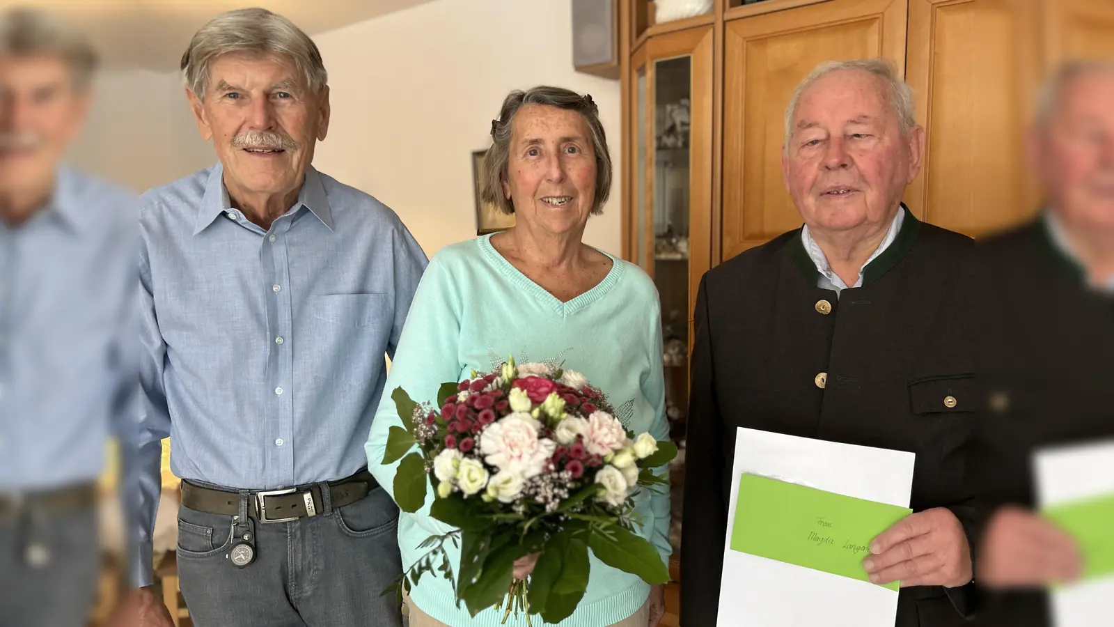 nbh-Vorstand Franz Pfluger überreichte der 84-jährigen Vaterstettenerin Blumen und einen Restaurantgutschein als kleine Aufmerksamkeit. (Foto: Nachbarschaftshilfe )