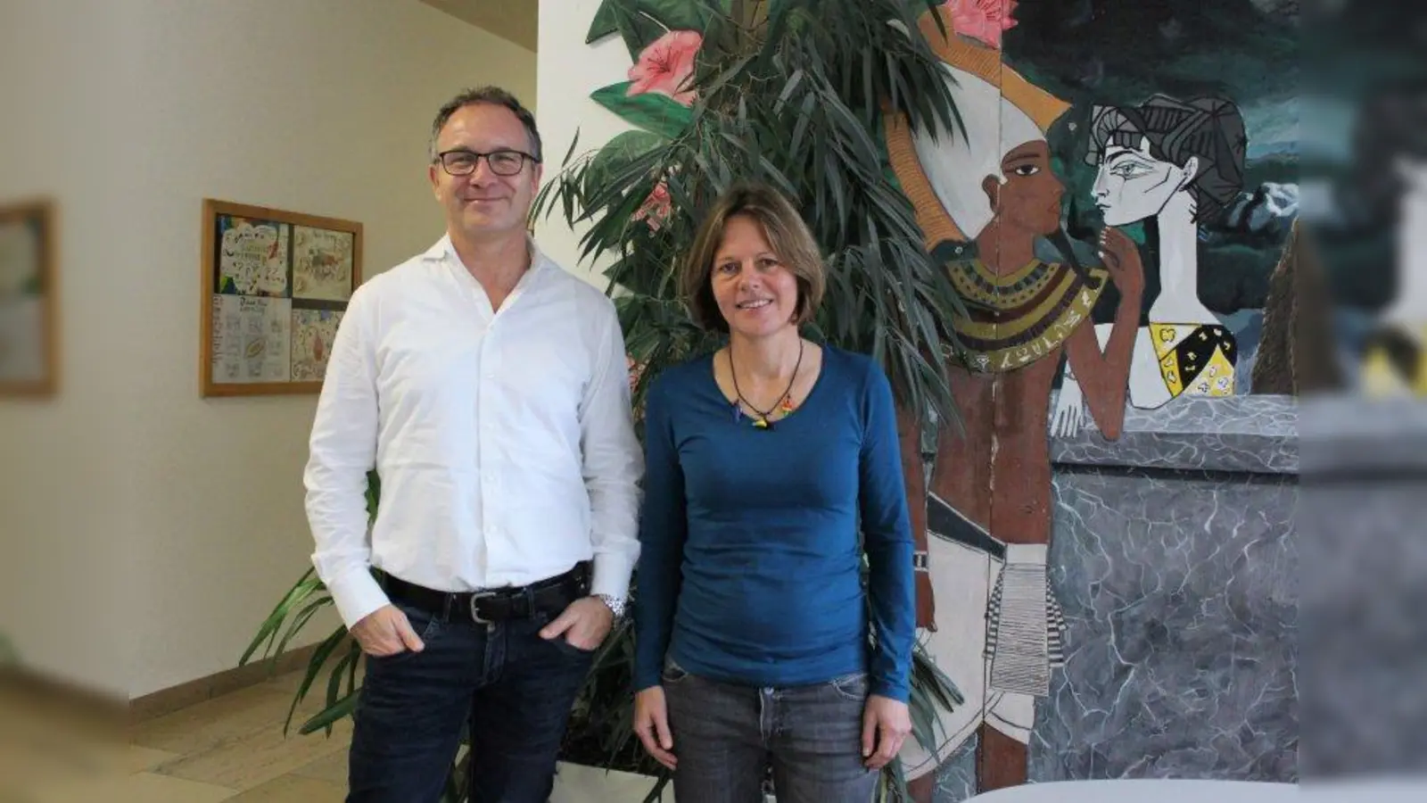 Setzen sich am Adolf-Weber-Gymnasium aktiv gegen Rassismus und Diskriminierung ein: Schulleiter Thomas Götz und die Antirassismus-Beauftragte Susanne Eder. (Foto: sb)