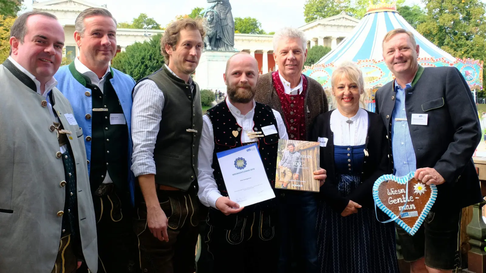 Bei der Auszeichnung: Clemens Baumgärtner( Referent Arbeit u. Wirtschaft), Robert Heil (Hirmer Mode), Stefan Murr, Peter B. (WiesnGentleman), OB Dieter Reiter, Johanna Bittenbinder und F. Kronthaler (Condrobs) (v. l.) (Foto: Robert Bösl)