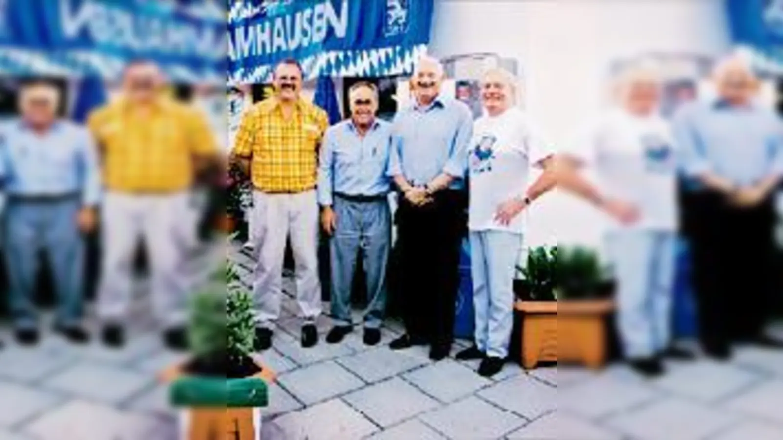 Franz Nörl, Helmut Blöchl, »Radi« Radenkovic und Peter Krasnik mit der Löwenfahne.	 (Foto: an)