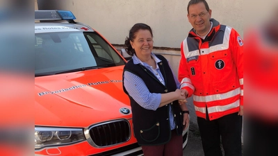 Die Vorsitzende des Spar- und Heimatvereins Grüne Heide, Irmgard Sanktjohanser übergab die Spende an den Leiter der BRK Bereitschaft Ismaning, Fried Saacke. (Foto: BRK Ismaning)
