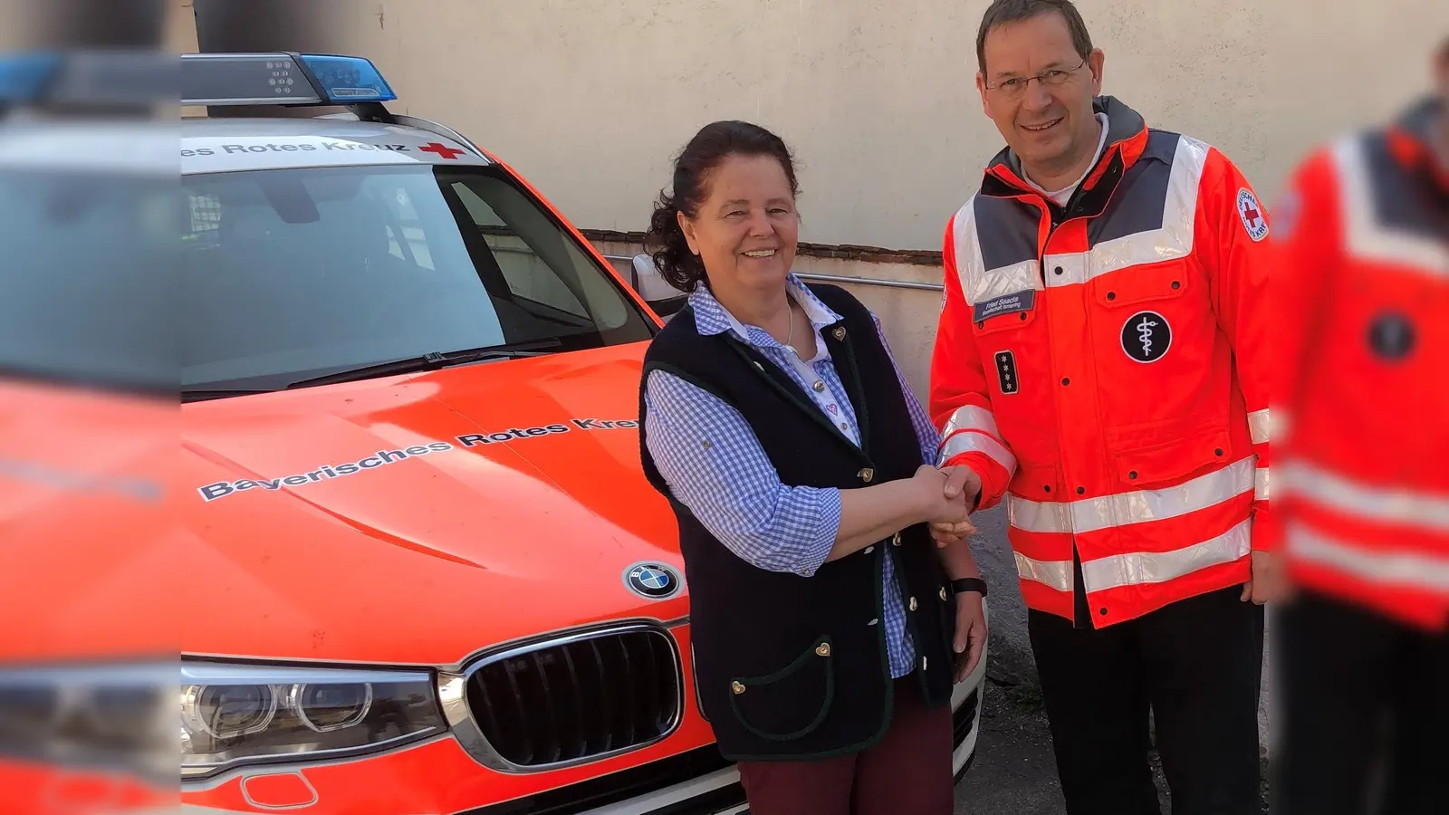 Die Vorsitzende des Spar- und Heimatvereins Grüne Heide, Irmgard Sanktjohanser übergab die Spende an den Leiter der BRK Bereitschaft Ismaning, Fried Saacke. (Foto: BRK Ismaning)