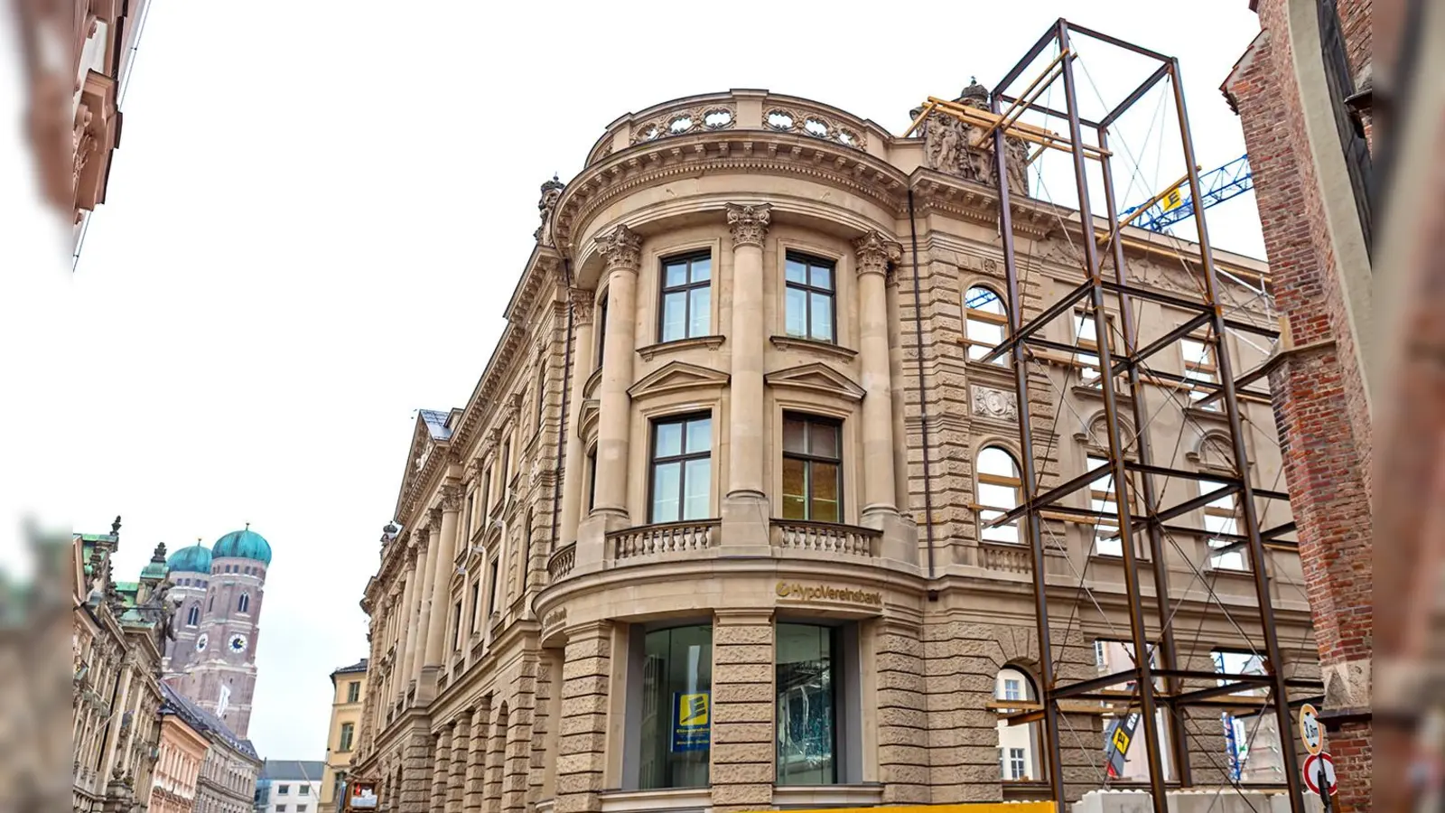 Die historischen Gebäude in der Kardinal-Faulhaber-Straße 1 und das Palais Neuhaus-Preysing wurden seit Frühjahr 2019 entkernt. (Foto: Bayerische Hausbau / HRSchulz)
