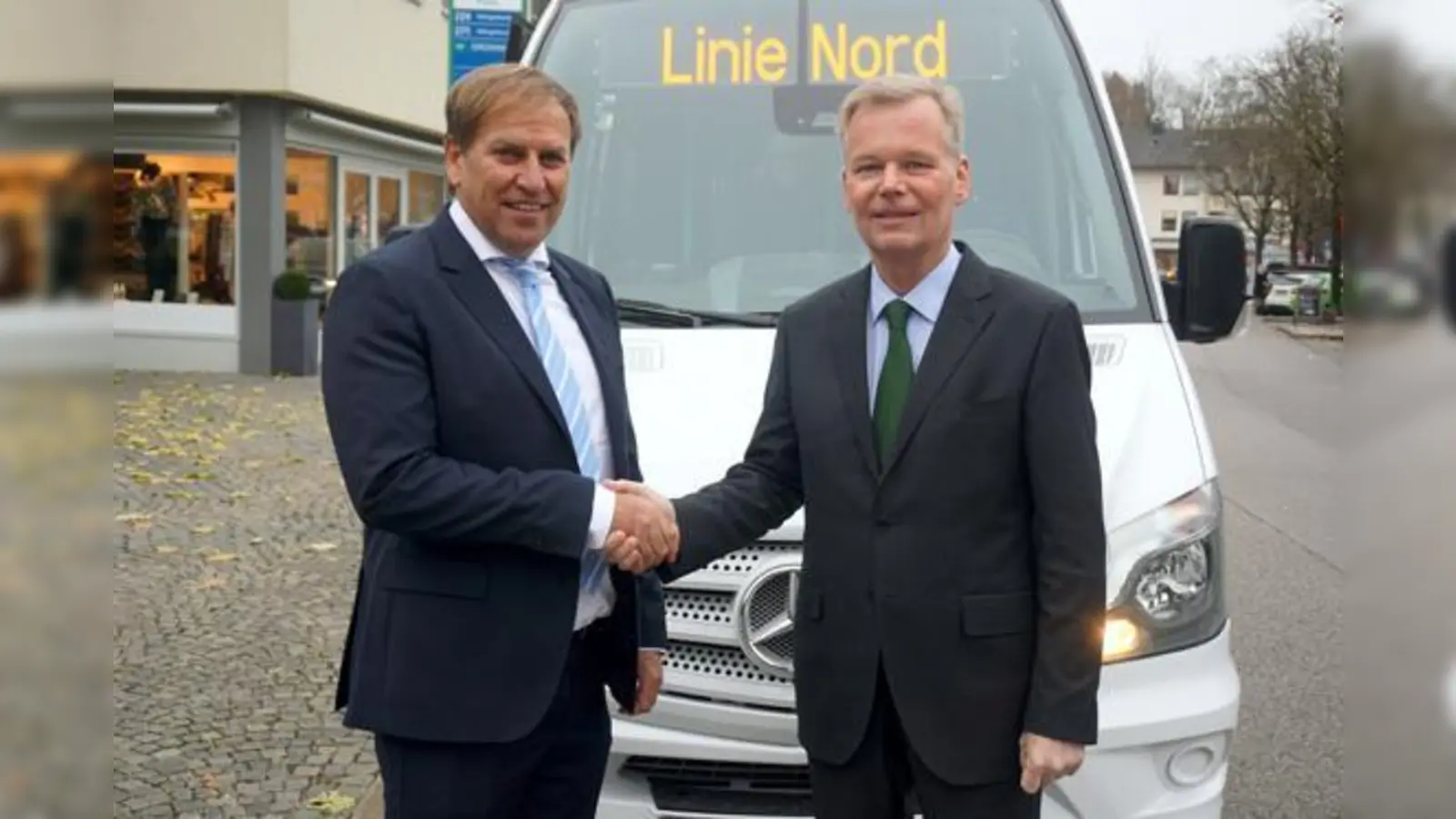 Fuhrunternehmer Martin Geldhauser und Bürgermeister Jan Neusiedl freuen sich auf die Neuerungen beim Linientaxi, die ab Januar 2018 greifen.	 (Foto: Gemeinde Grünwald)
