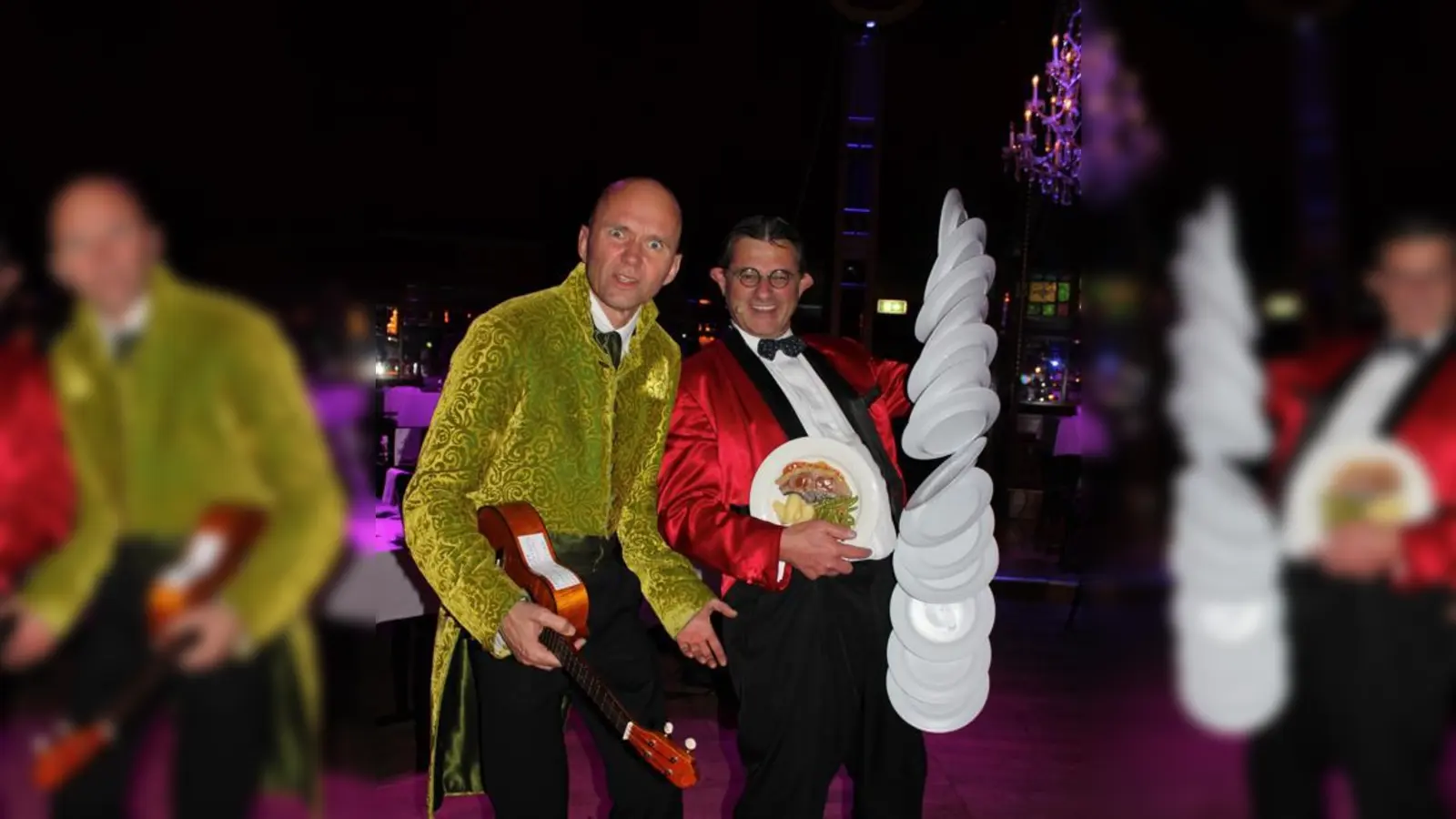 Nicht nur während der Show sorgen »Die Kavaliere« Fritz (links) und Anton für Unterhaltung im Teatro-Zelt, sondern bespaßen das Publikum auch dazwischen.	  (Foto: ms)