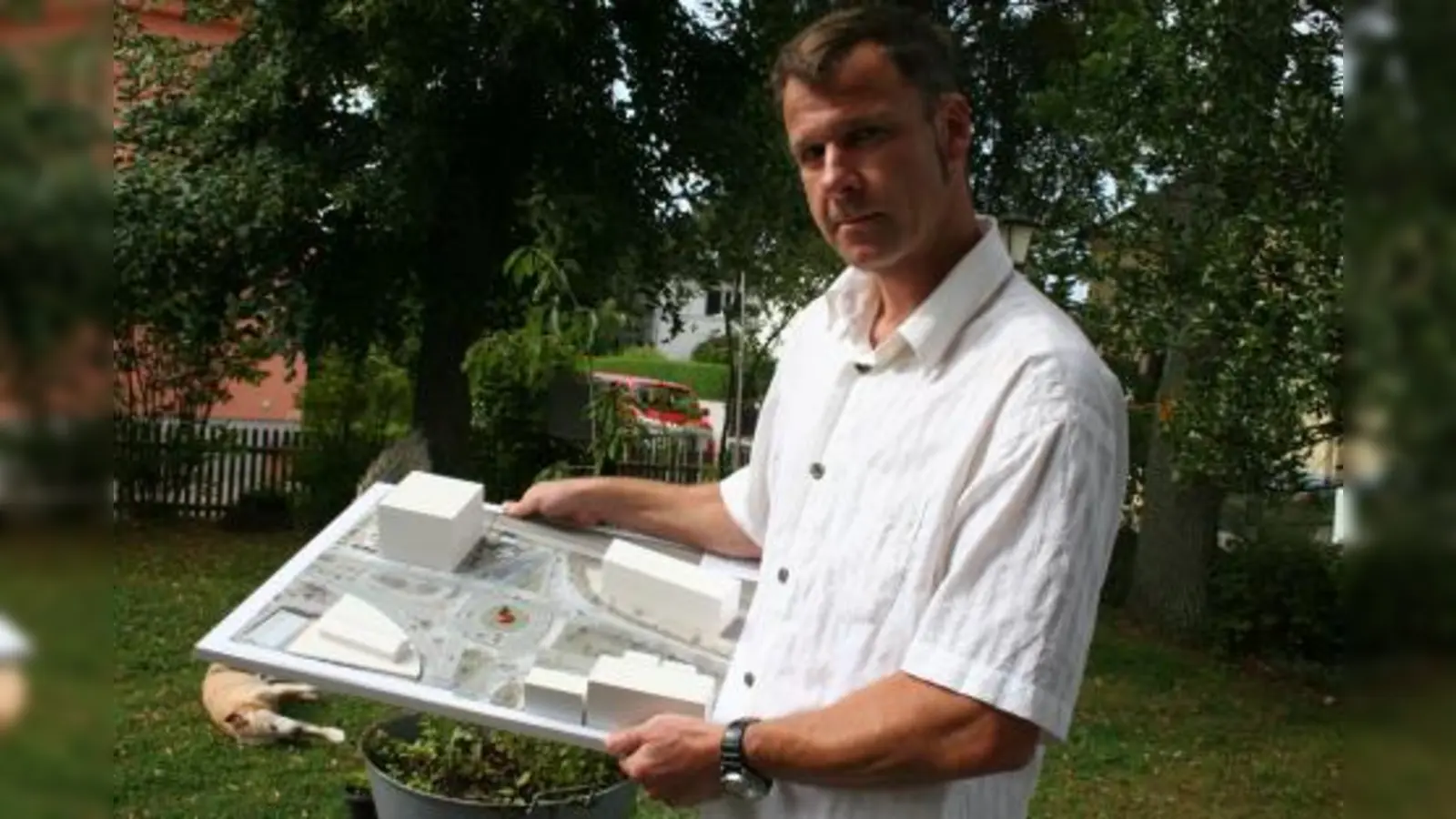 Der Laimer Künstler Stefan Jherek Rusnak mit einem Modell seines Ampelmännchens, das auf einer Verkehrsinsel im Laimer Kreisel stehen soll. (Foto: tg)