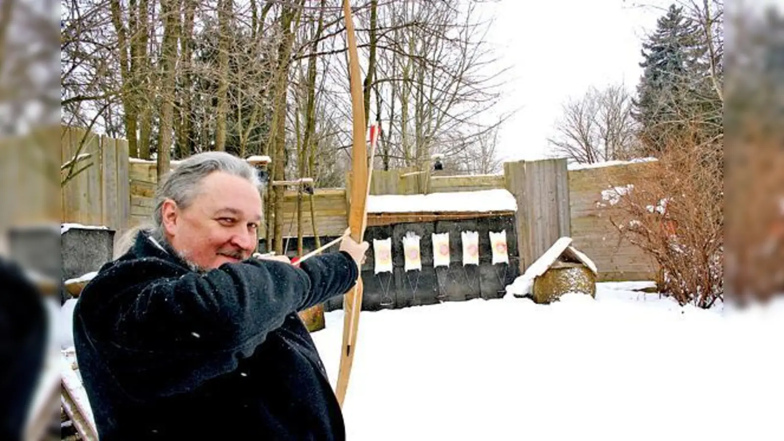 Vereinschef Wolfgang Nageler mit Pfeil und Bogen auf dem Übungsplatz des TFBS an der Ecke Dachauer Straße/Wintrichring.	 (Foto: ws)