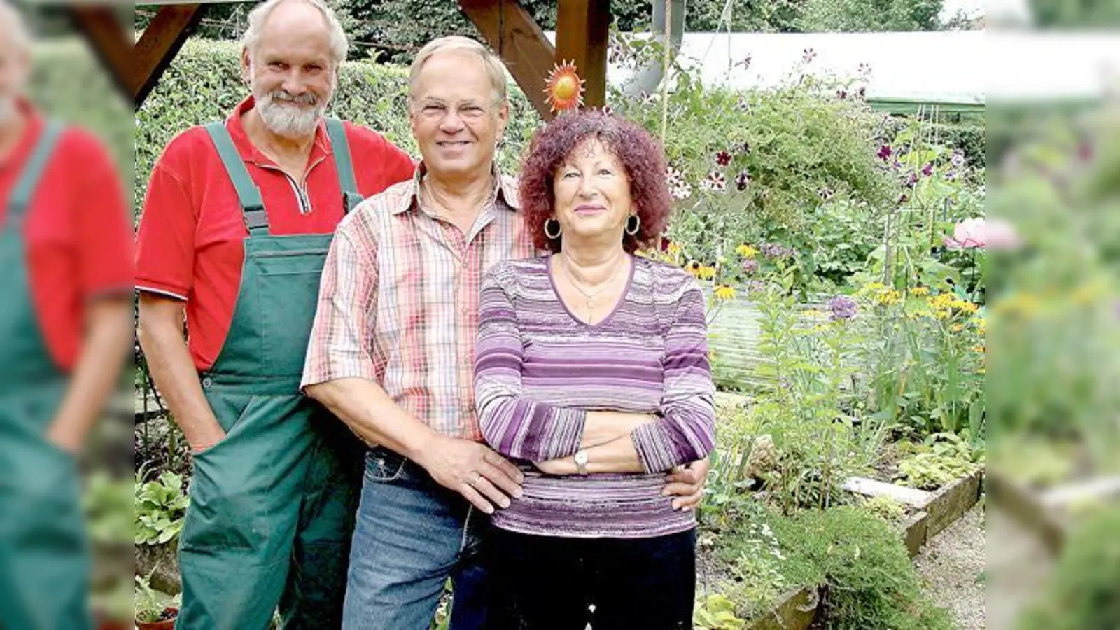 Freuen sich über die vorläufige Rettung ihrer heißgeliebten Kleingartenanlage »Südost 30« (v. l.): Johann Schmidt, Karl und Regina Gatt.	 (Foto: Ka)