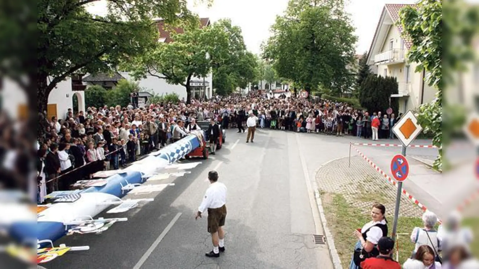 2011 wurde der Maibaum binnen einer Stunde aufgestellt.	 (Archivfoto: Privat)