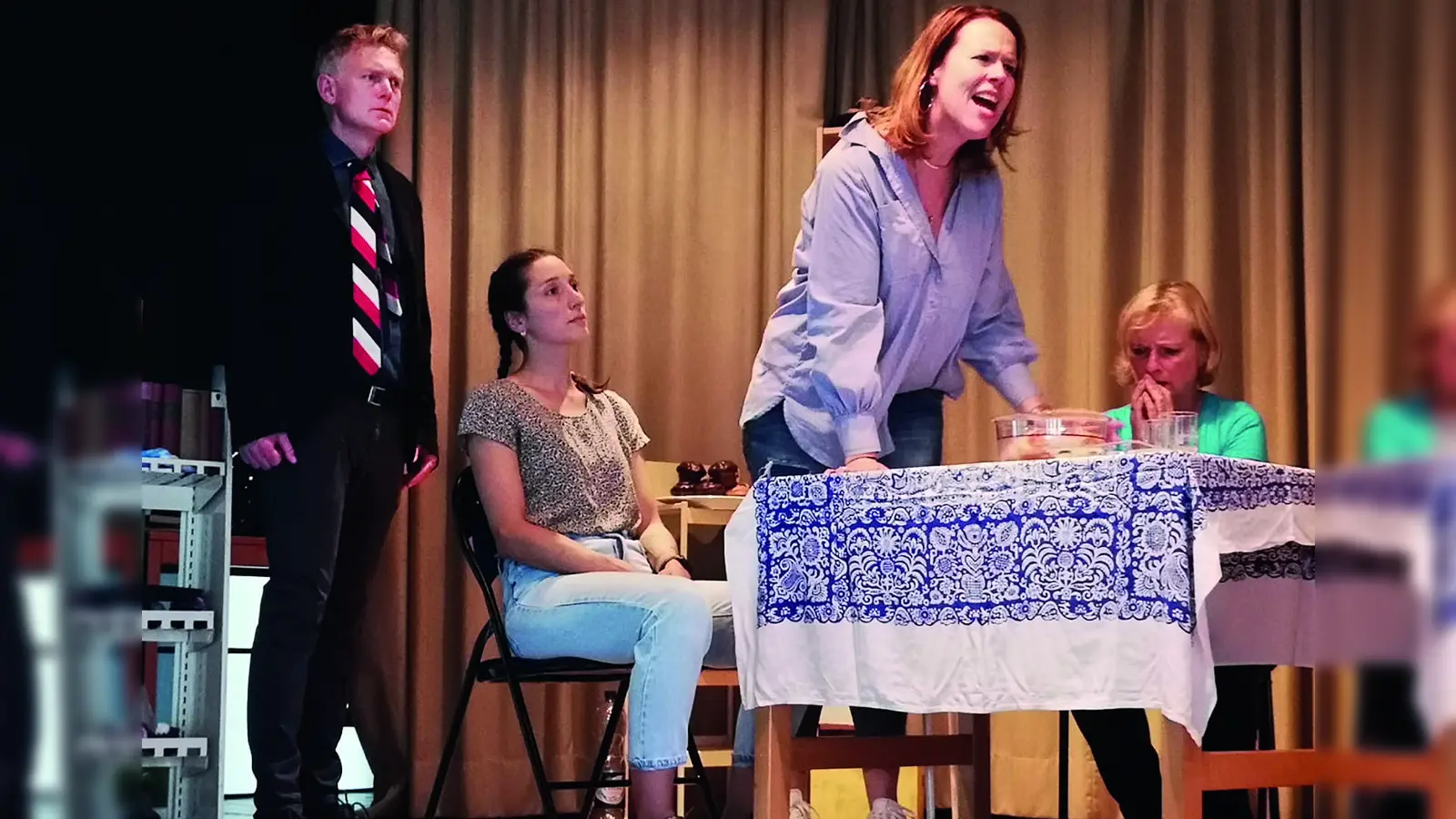 Das Berg am Laimer Schauspielensemble Artanos lädt ein in eine „Wohngemeinschaft mit Potential“, in der drei Frauen den Ton angeben. (Foto: Artanos)