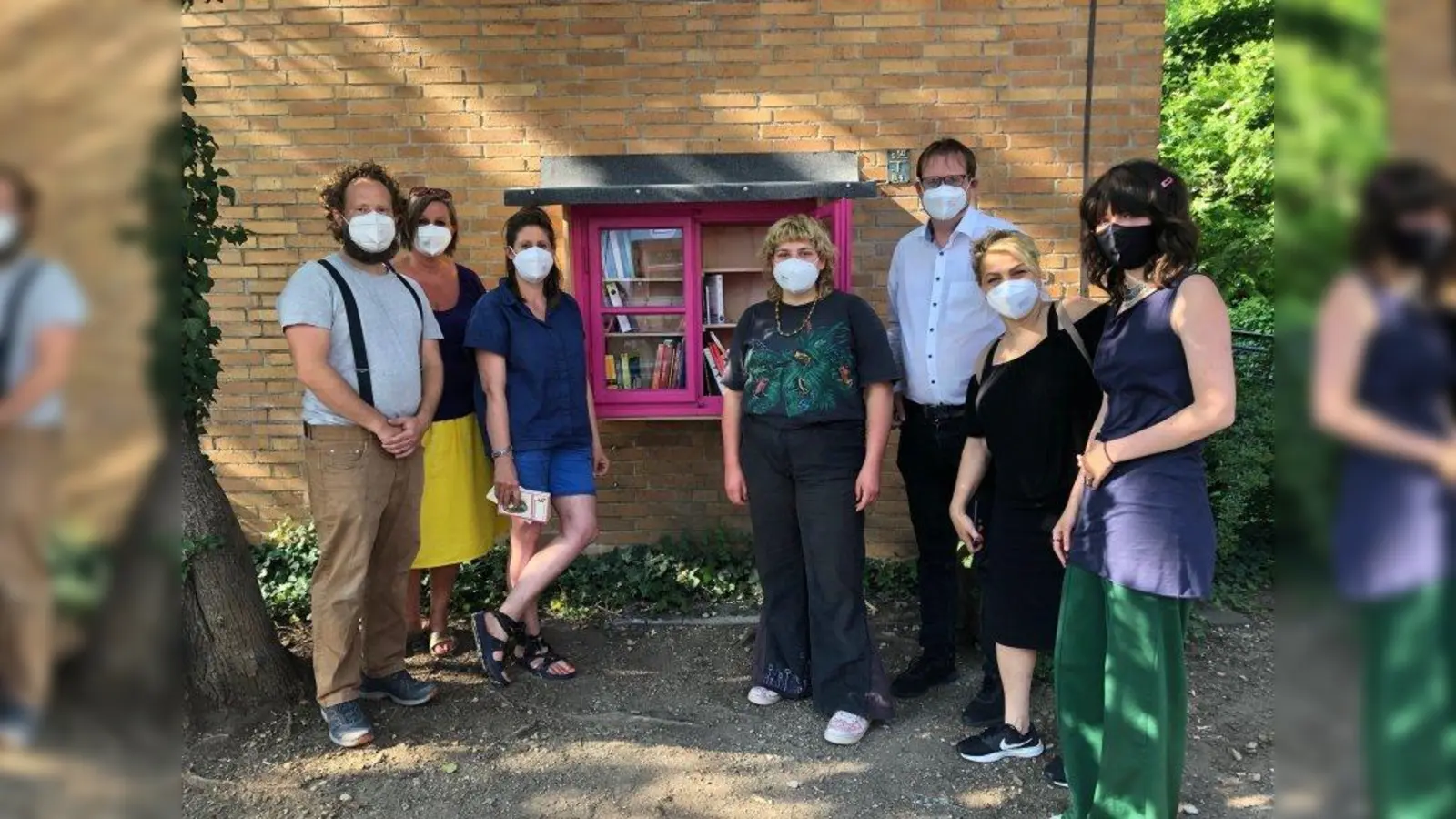 Bei der Einweihung des neuen Bücherschränkchens am Kösk, im Bild von links: Markus Rupprecht (Projektmanager Werkraum), Antje Henkel-Algrang (Presse-<br>und Öffentlichkeitsarbeit Köşk), Julia Ströder (Projektleitung Köşk), Flora<br>Gwinnler, Daniel Günthör und Christina Chatziparasidou (Bezirksausschuss Schwanthalerhöhe), Selma Diez. (Foto: BA 8)