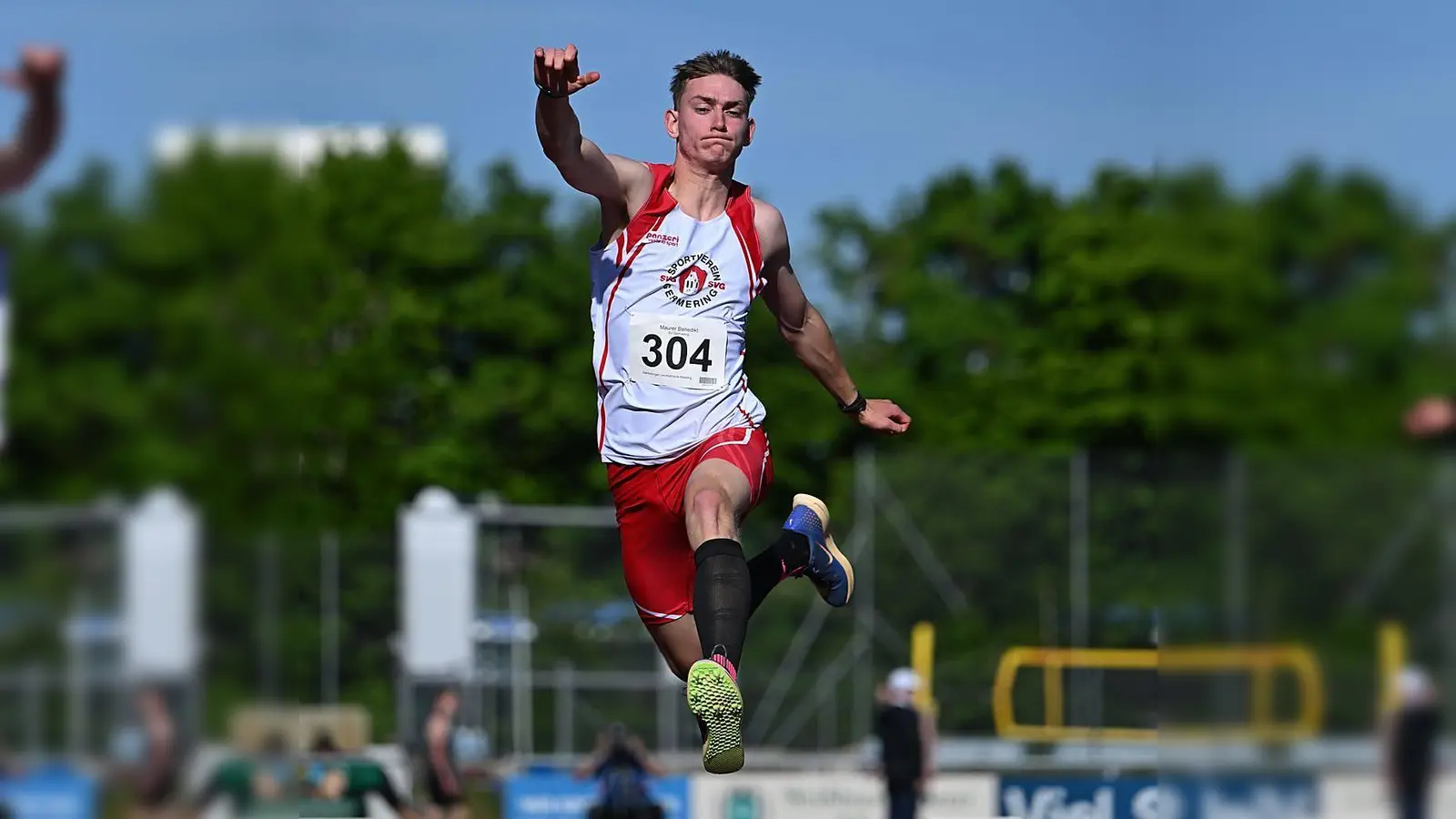Benedikt Maurer gewinnt mit seinem Sprung den Dreisprung. (Foto: Fotoclub Dachau e.V.)