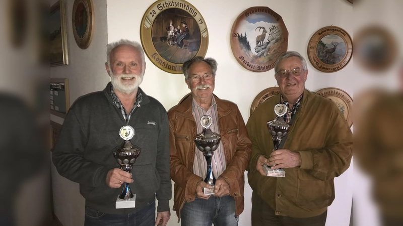 Otto Fichter (Bildmitte) war der Sieger des Schießens. Axel Neuser (rechts) erreichte den 2. Platz. Den 3. Platz konnte sich Alois Michael Freundl (links) sichern. (Foto: Peter Fleischer)