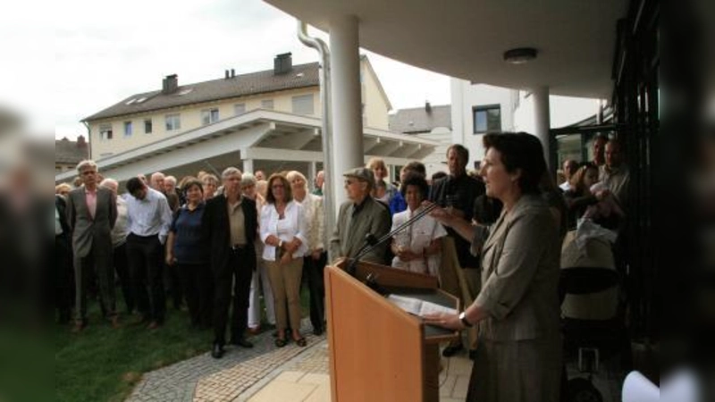 Bürgermeisterin Christine Borst (rechts im Bild) begrüßte den Ort als neuen kulturellen Mittelpunkt Kraillings. (Foto: US)