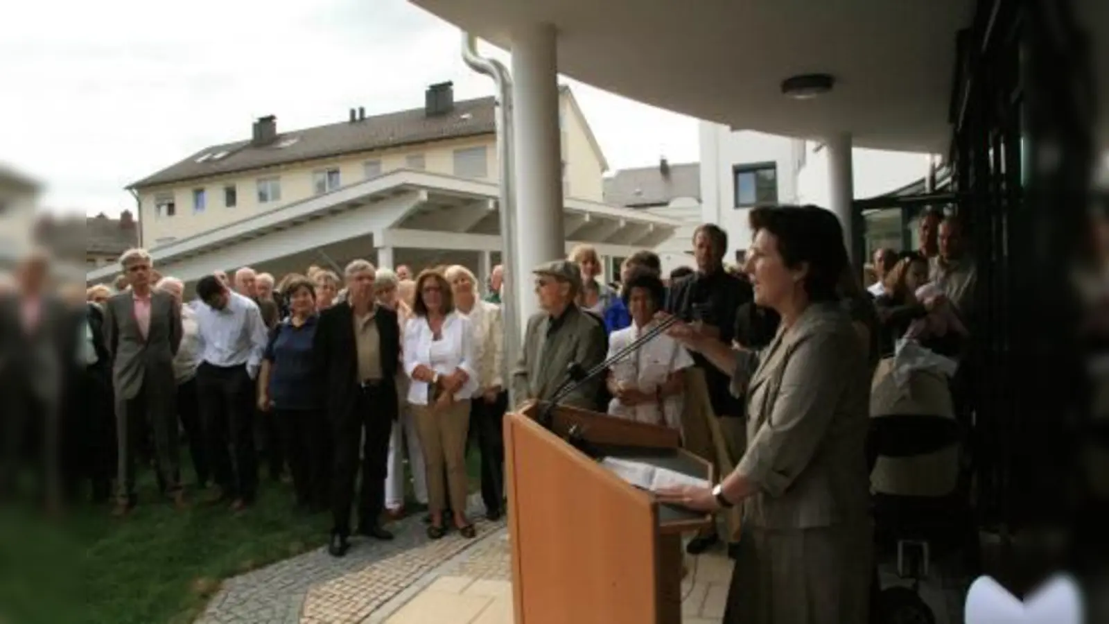 Bürgermeisterin Christine Borst (rechts im Bild) begrüßte den Ort als neuen kulturellen Mittelpunkt Kraillings. (Foto: US)