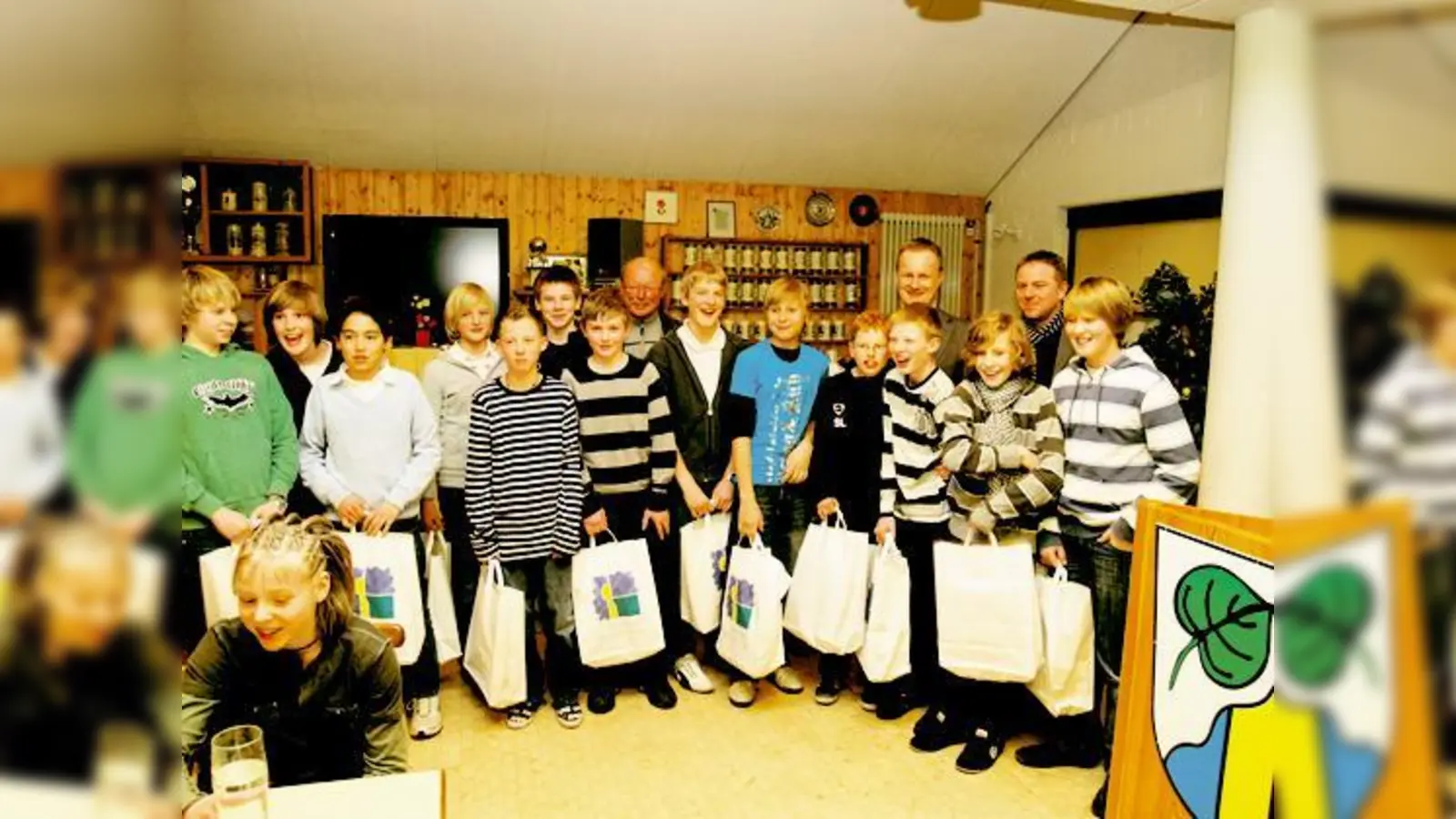 Bürgermeister Robert Niedergesäß (hinten, 2. v. re.) ehrte verdiente Sportler, darunter die Fußball-D-Jugend, die 2008 Verbandsmeister wurde.  (Foto: Ederer)
