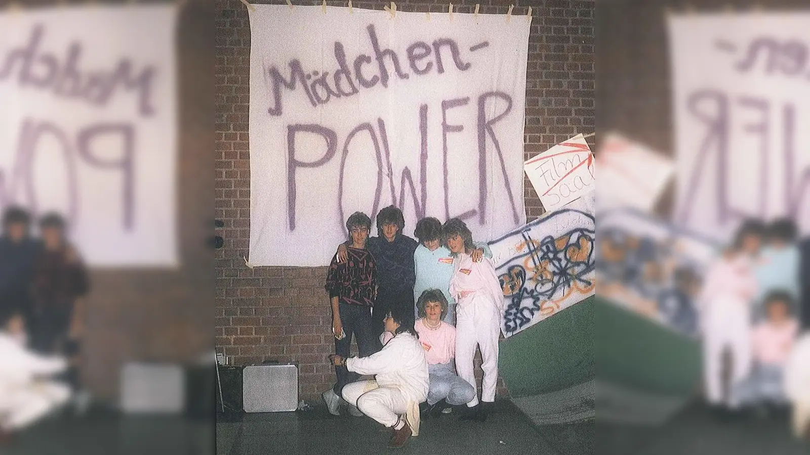 Mädchen*fest 1985, das gleichzeitig die Tagung zum 6. Jugendbericht war, auf dem die IMMA und der Mädchen*treff Mädchenpower gegründet wurden. Die Mädchen* auf dem Bild sind aus der Mädchen*gruppe des Jugendzentrums, in dem Hanne Güntner gearbeitet hat. (Foto: IMMA)